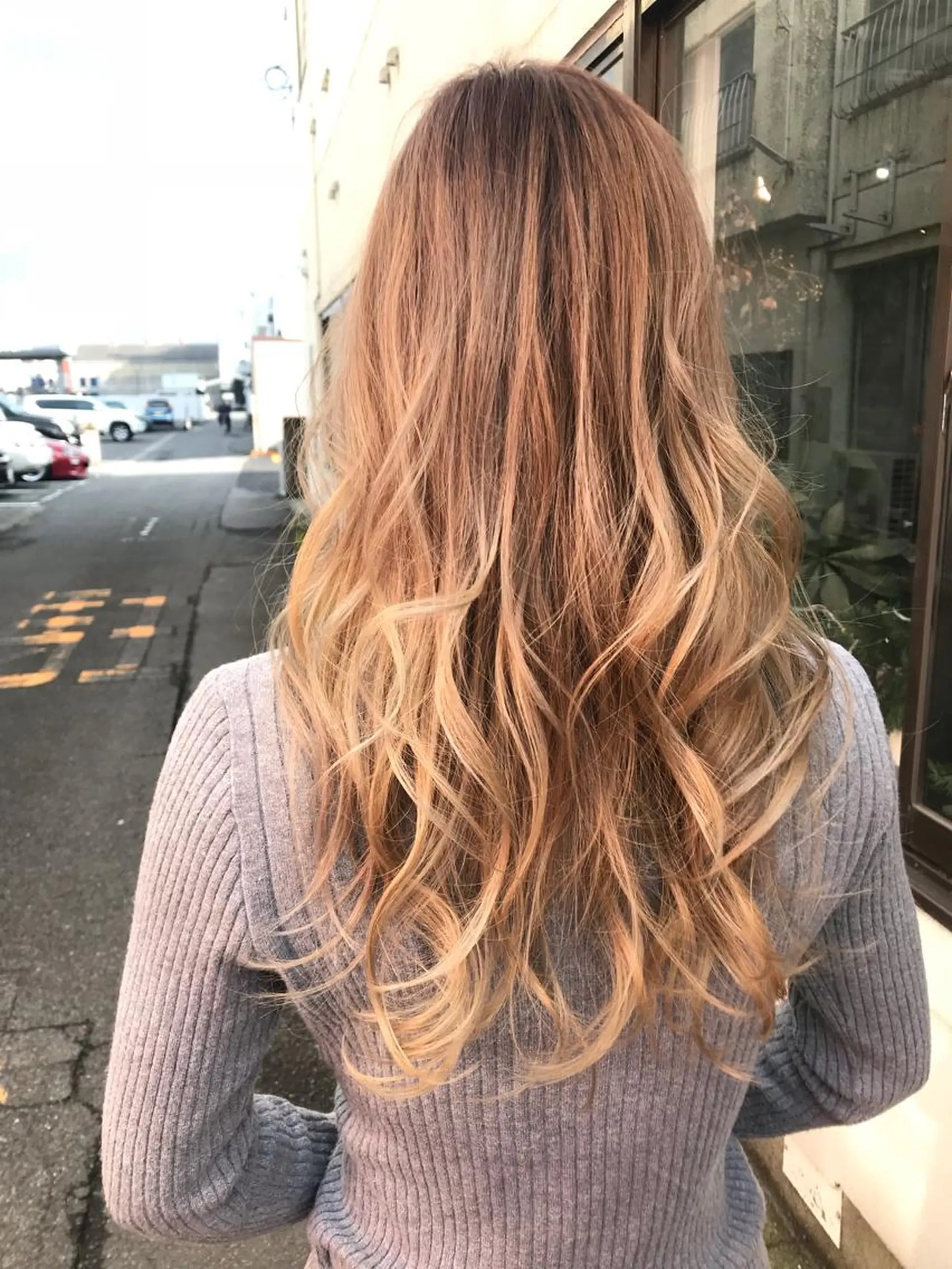 セミロング カラー ヘアアレンジ お団子ヘア 切りっぱなしボブ バレイヤージュ ブリーチ グラデーションカラー Mariana/ 鶴原-ハイライトのヘアスタイル