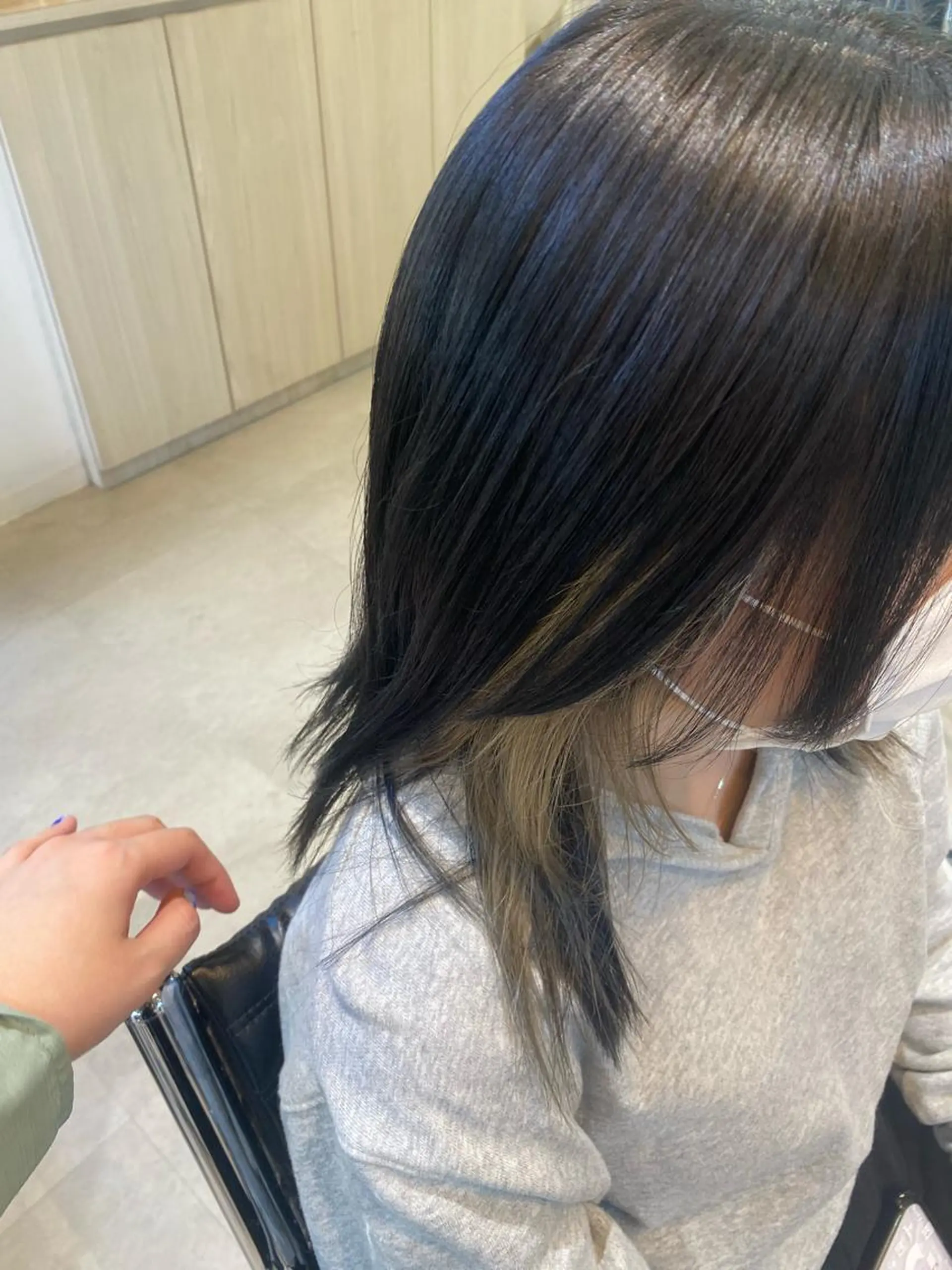 ミディアム カラー 黒髪 ブルーカラー ブルーブラック hair S.coeur emu所属・黒木 日那のヘアスタイル
