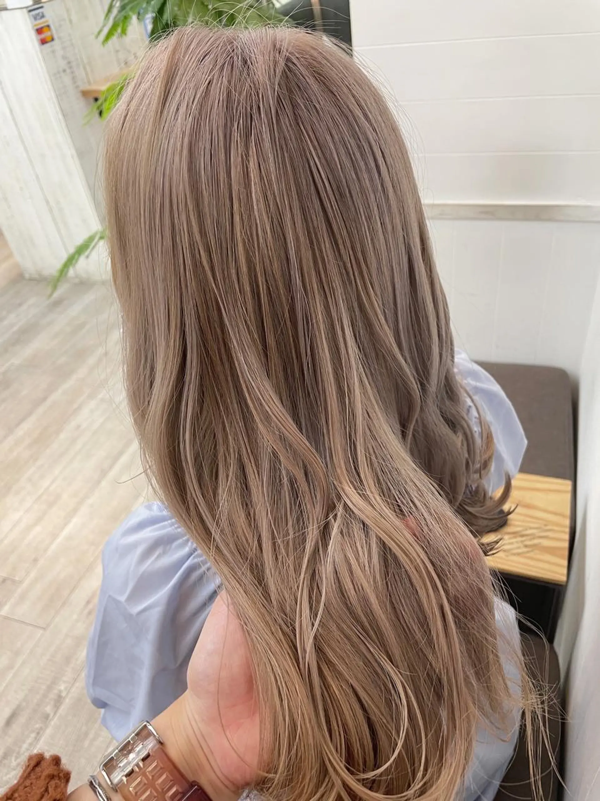 セミロング カラー ヘアアレンジ ベージュカラー 透明感カラー グレージュ ハイトーンカラー イルミナカラー ヘアカラー トリートメント 前髪顔周り✂️店長 ❤️アマミヤ❤️のヘアスタイル