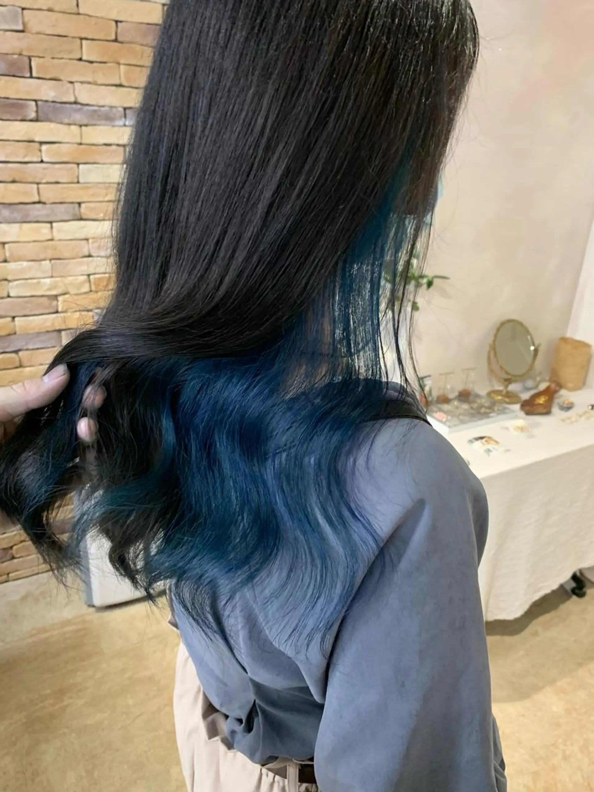 セミロング カラー ブルーカラー インナーカラー 透明感カラーが 得意です！NAOKIのヘアスタイル