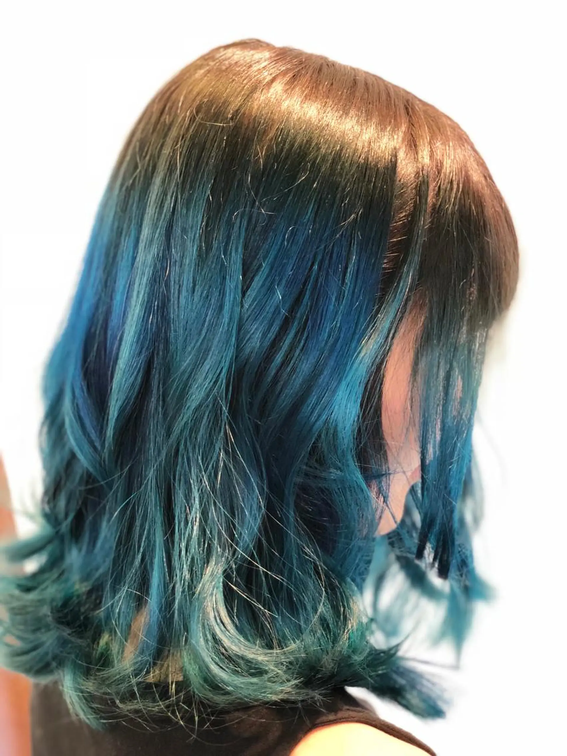 セミロング カラー ブリーチ ブルーカラー PANOLA所属・加藤 理沙のヘアスタイル