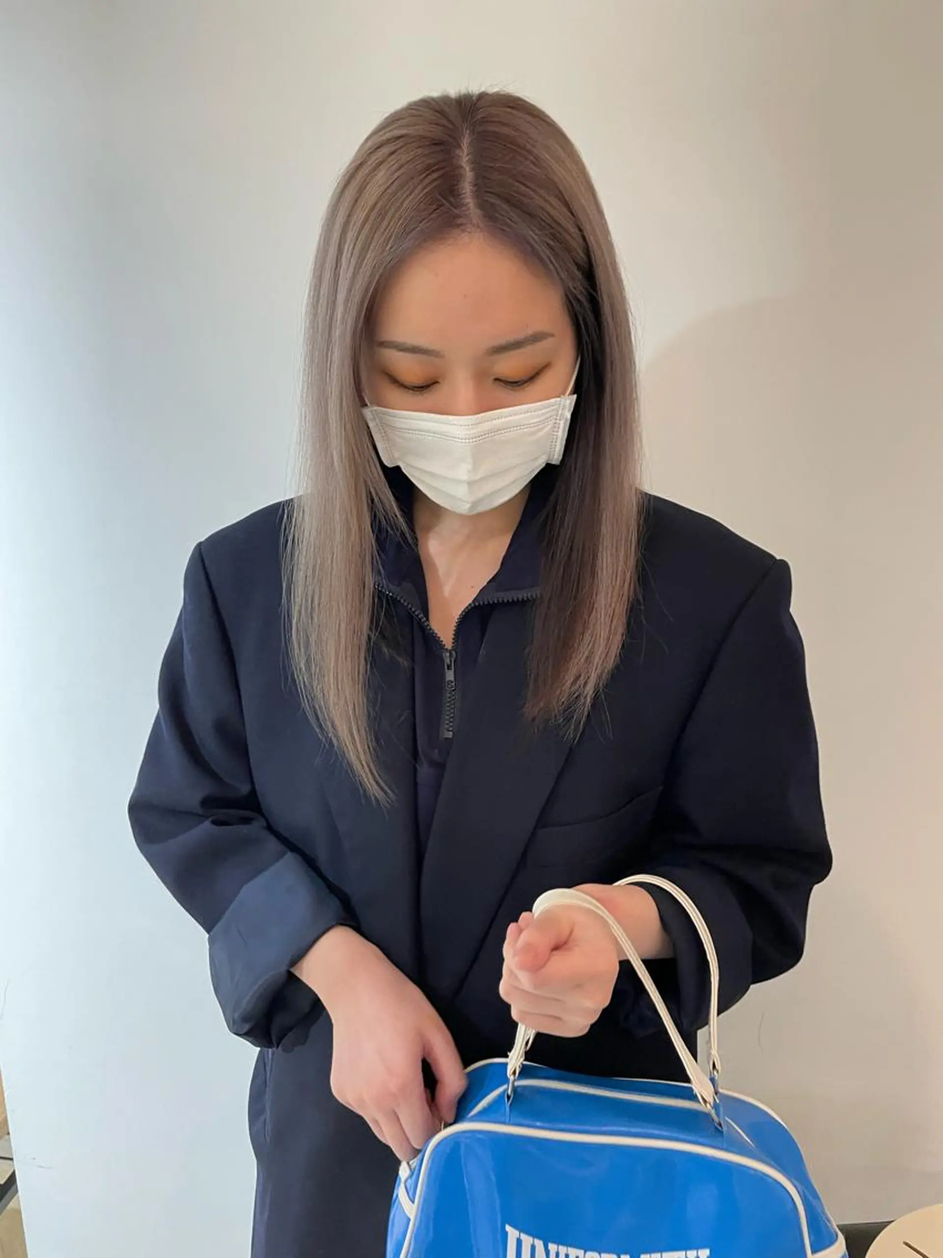 セミロング カラー ベージュカラー デザインカラー グレージュ シルバー シルバーグレージュ chiharu ボブ/レイヤーのヘアスタイル