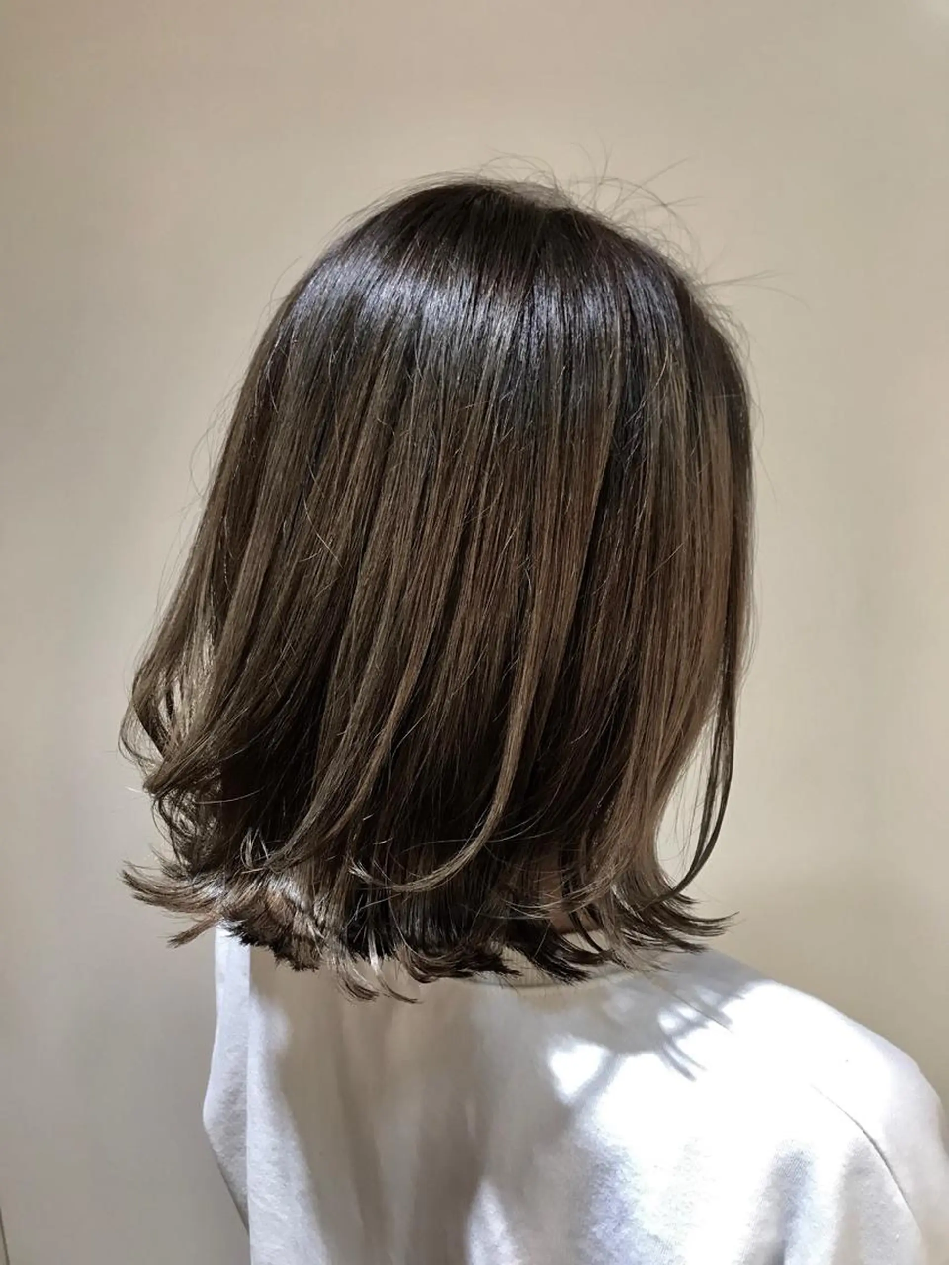 ショート カラー グレージュ ハイライトカラー ハイライト 外ハネヘア Remore所属・中塚 義人のヘアスタイル
