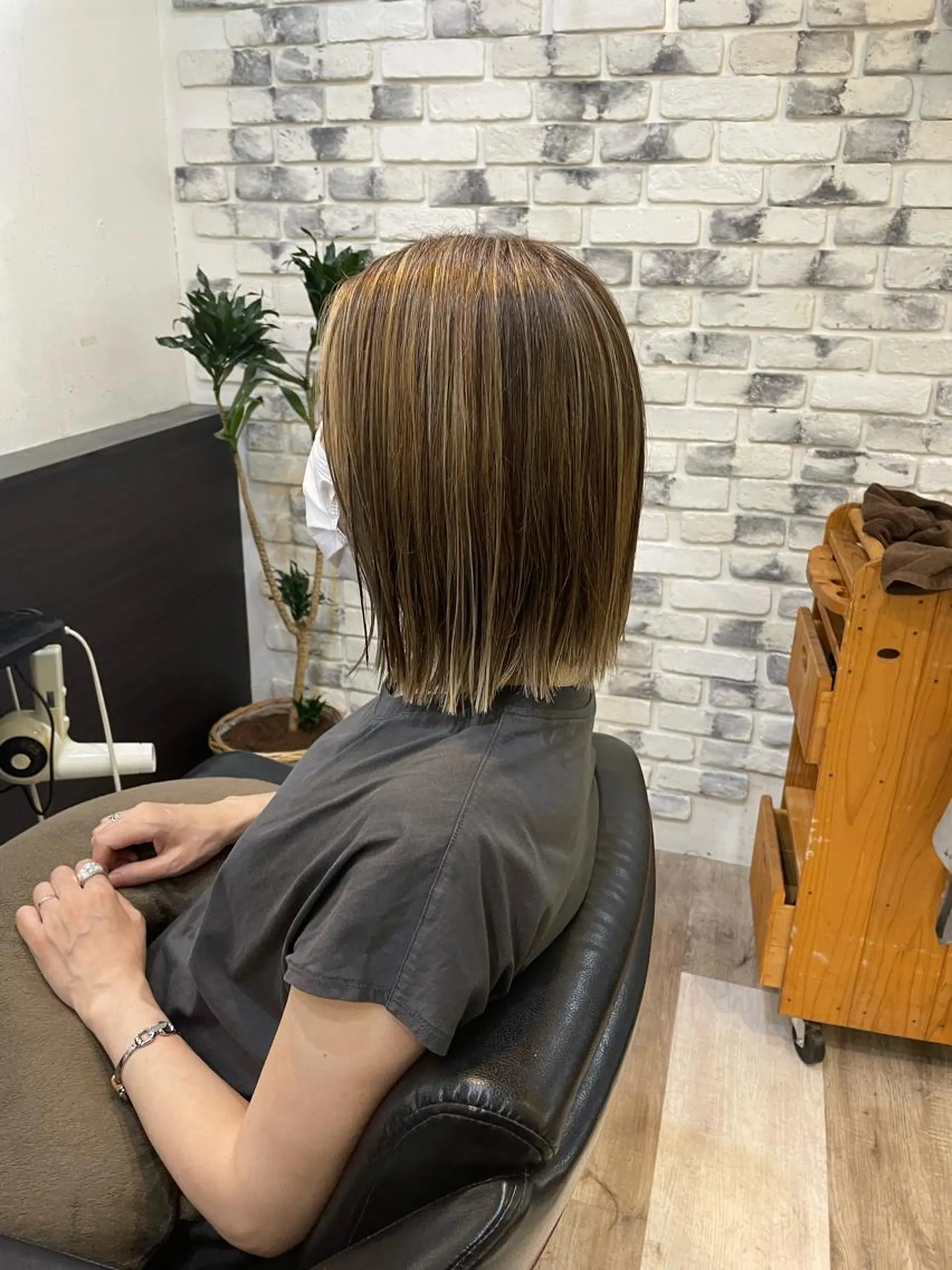 ミディアム ハイライト 正分 真美のヘアスタイル