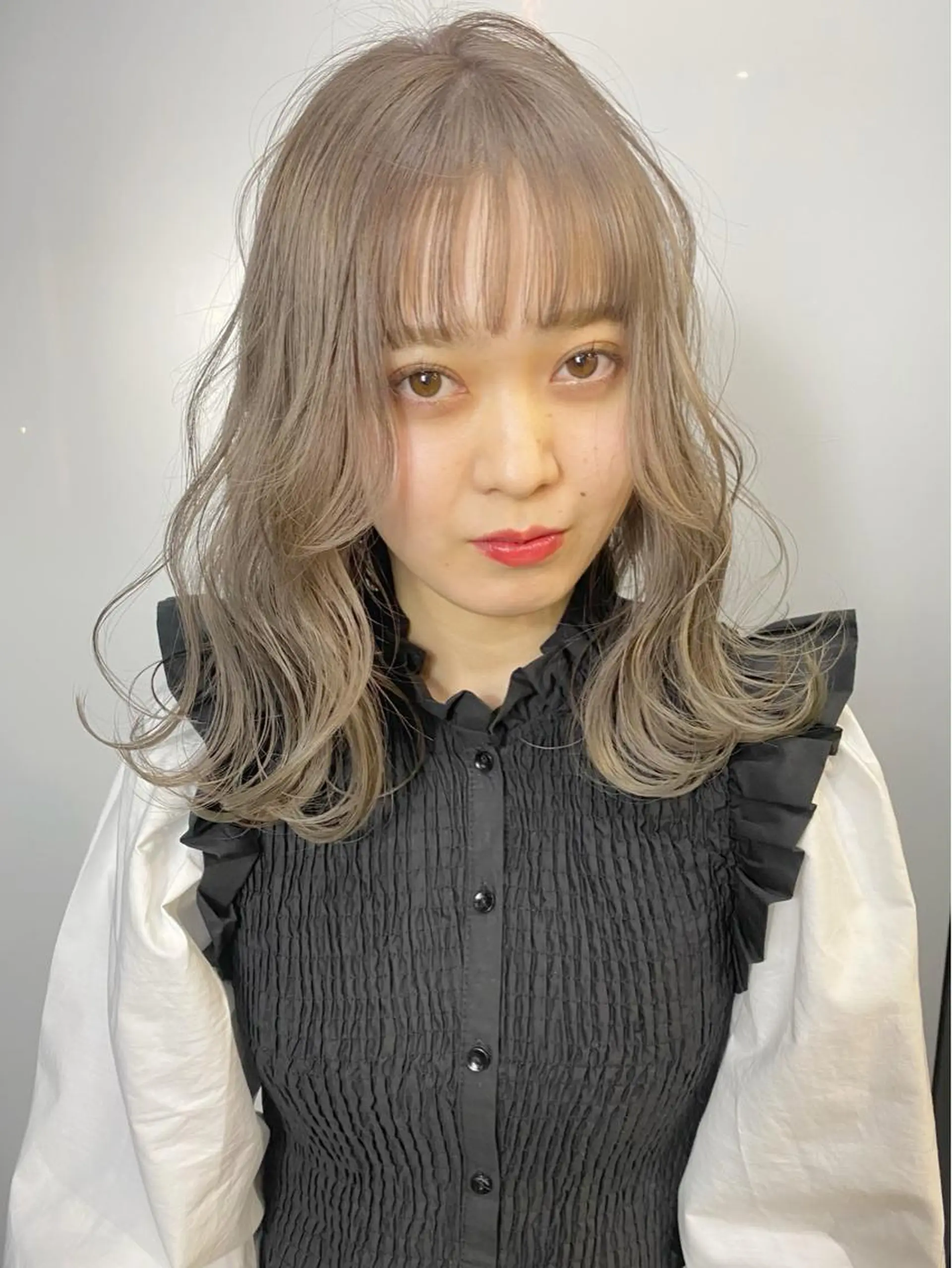 ミディアム カラー グレージュ ハイトーンカラー ミルクティーグレージュ Piaコータロー ハイトーン&‪ボブのヘアスタイル
