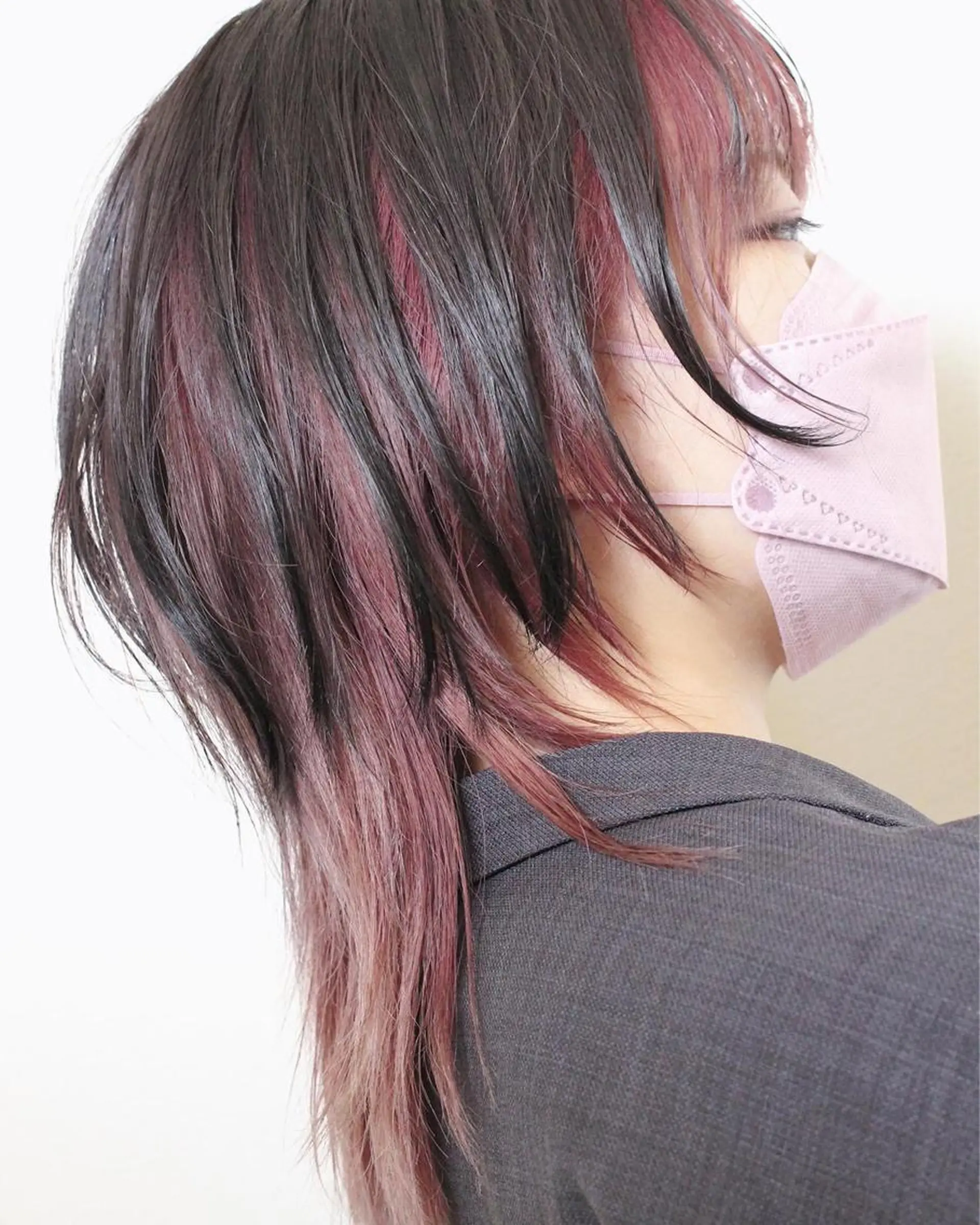 ミディアム カラー インナーカラー レイヤーカット ウルフカット ヘアカラー 土居 正季のヘアスタイル