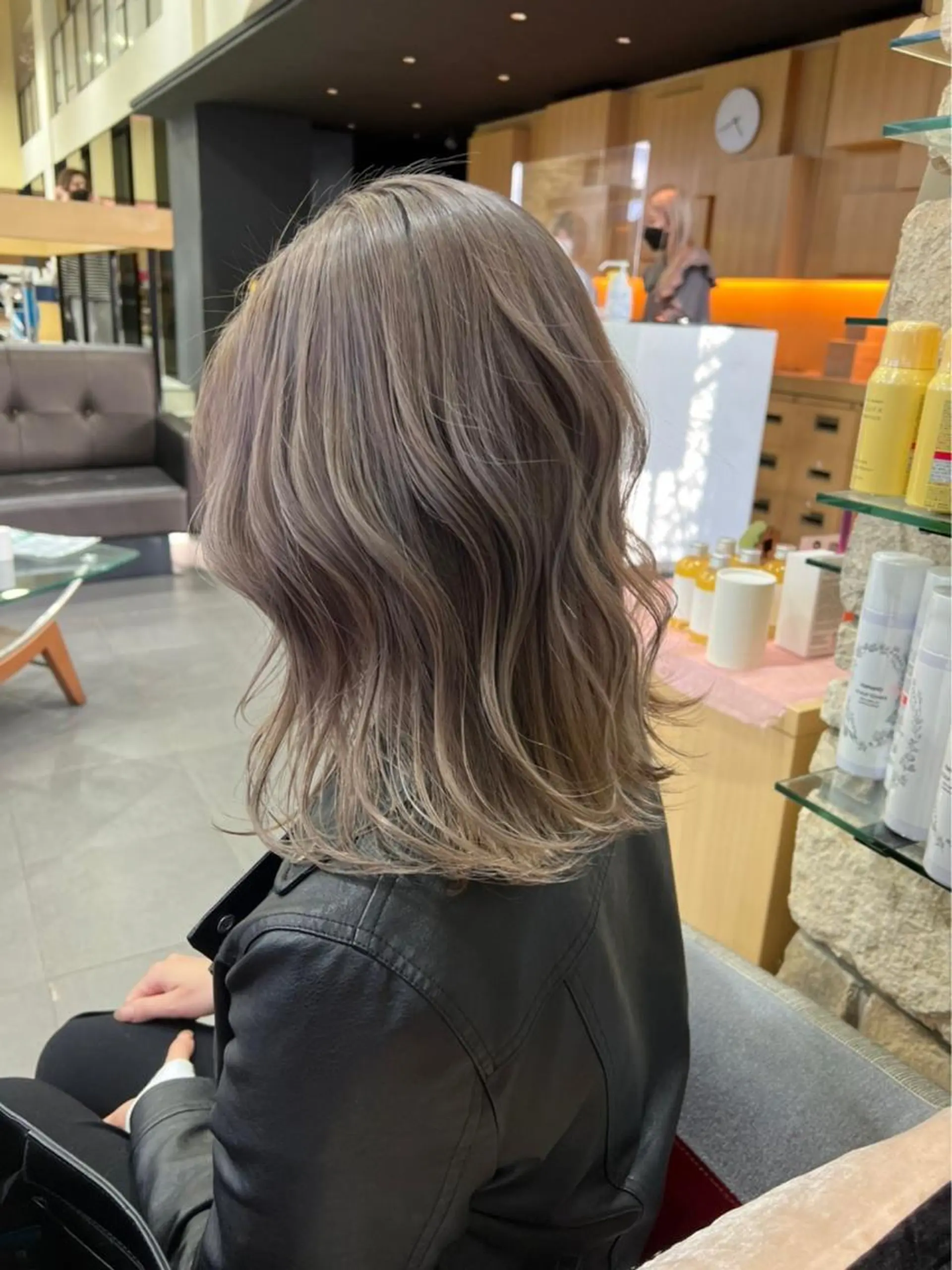 ミディアム カラー ベージュカラー ミルクティーベージュ 似合わせレイヤーカ ット　ʚɞ riiのヘアスタイル