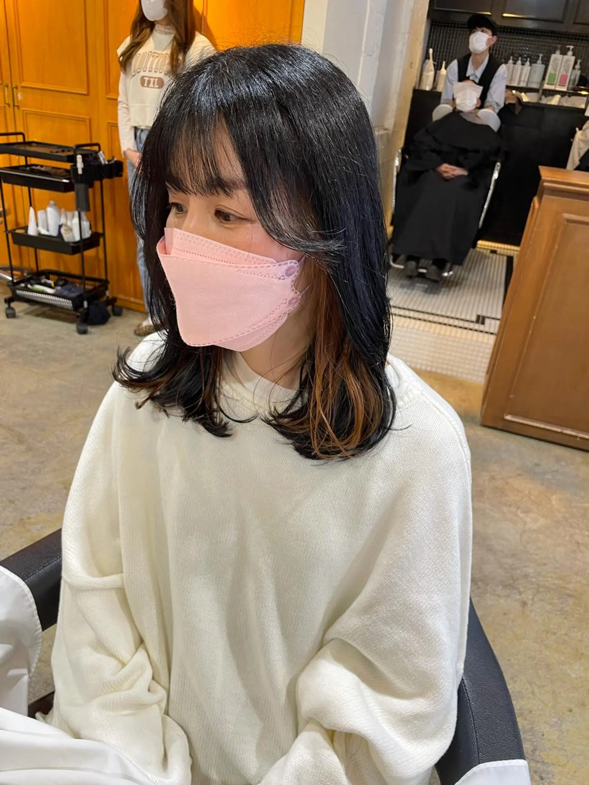 セミロング カラー ブリーチ ヘアカラー トリートメント MIOベージュカラー 柔らかいカラーのヘアスタイル
