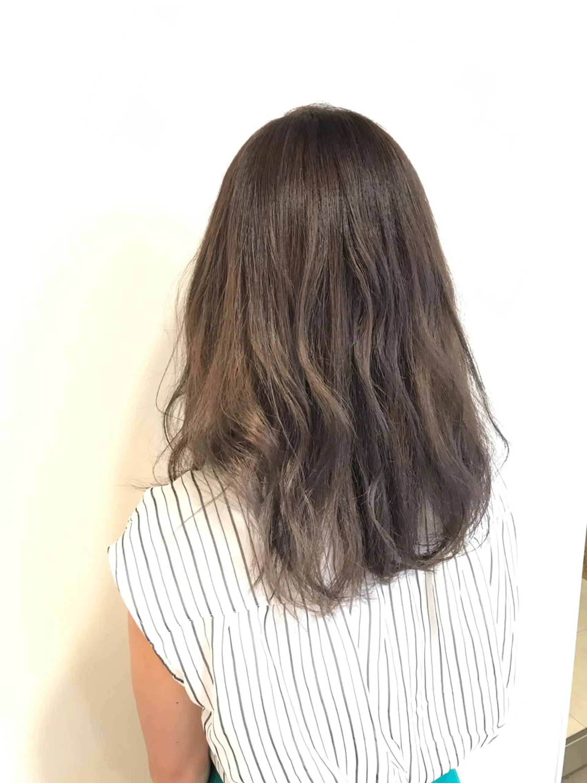 ロング カラー アッシュ イルミナカラー ヘアカラー トリートメント chiyo yasuのヘアスタイル