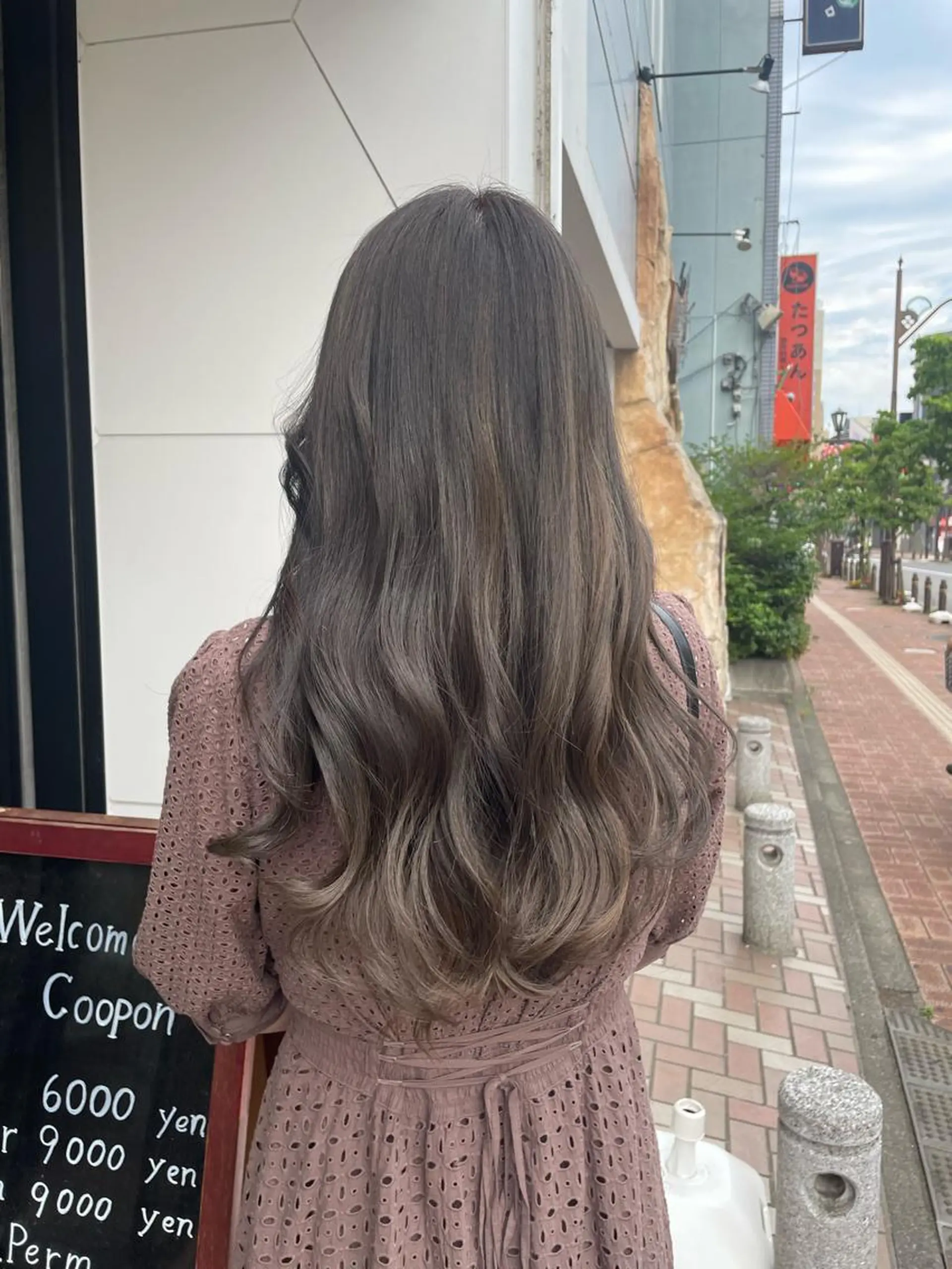 ロング カラー ブリーチ グレージュ サキ🤍ハイトーン 🩰くびれ巻きヘアのヘアスタイル