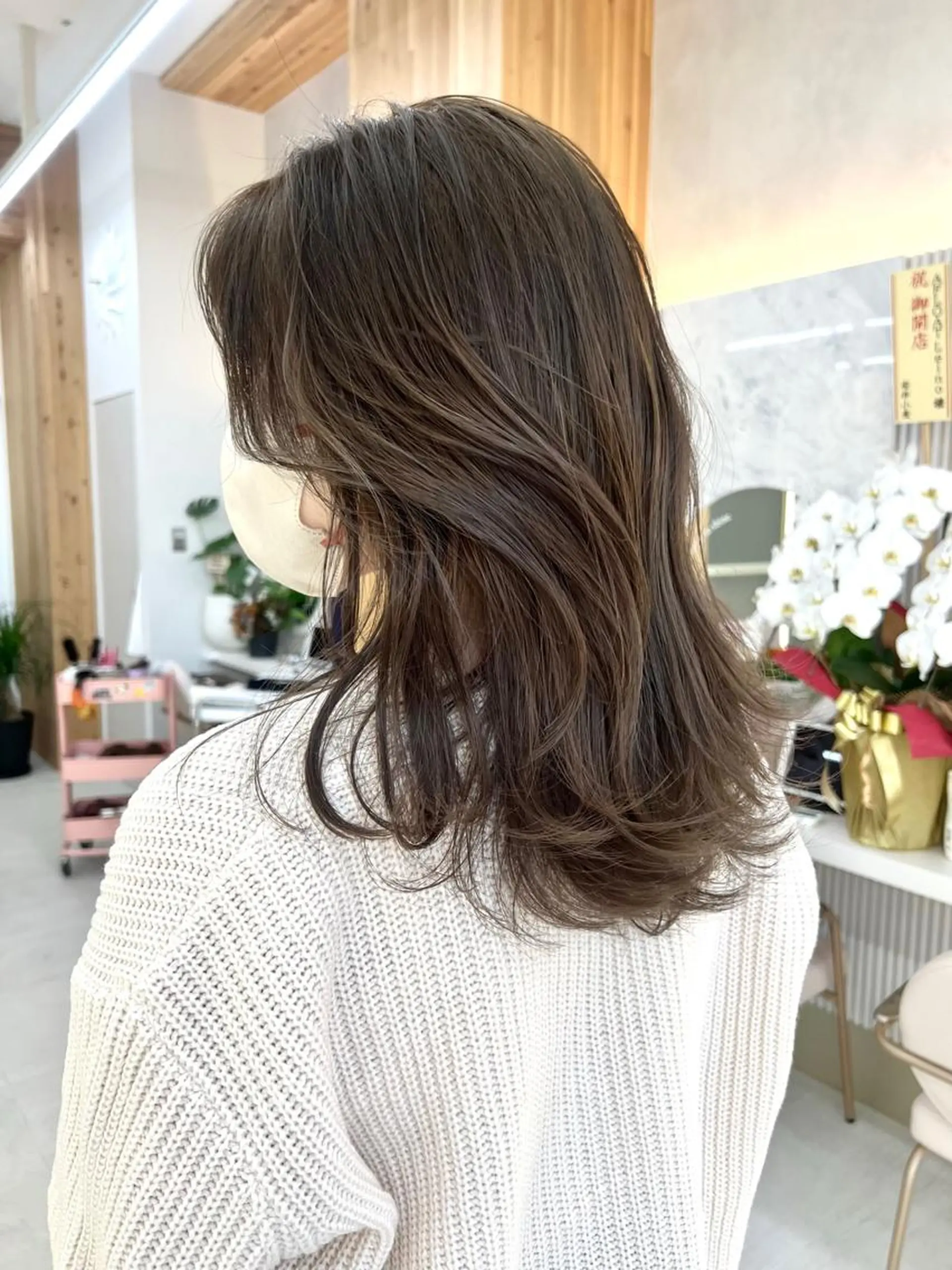 ミディアム カラー 切りっぱなしボブ ベージュカラー ブリーチ グレージュ ハイトーンカラー カット ヘアカラー トリートメント ニュアンスレイヤー ハイトーンカラーのヘアスタイル