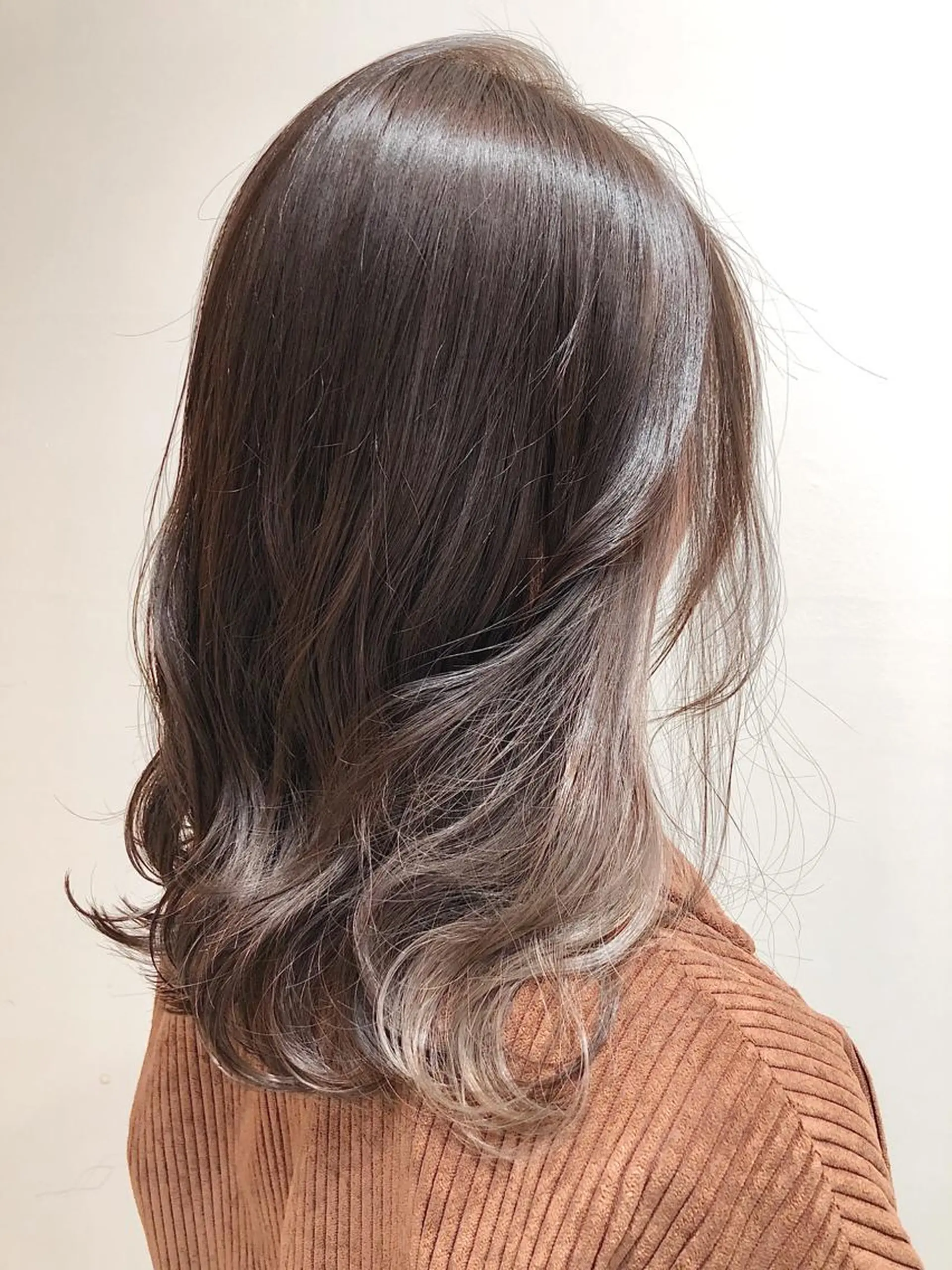 ミディアム カラー イヤリングカラー 艶髪とアイラッシュ ❤️関根悠のヘアスタイル