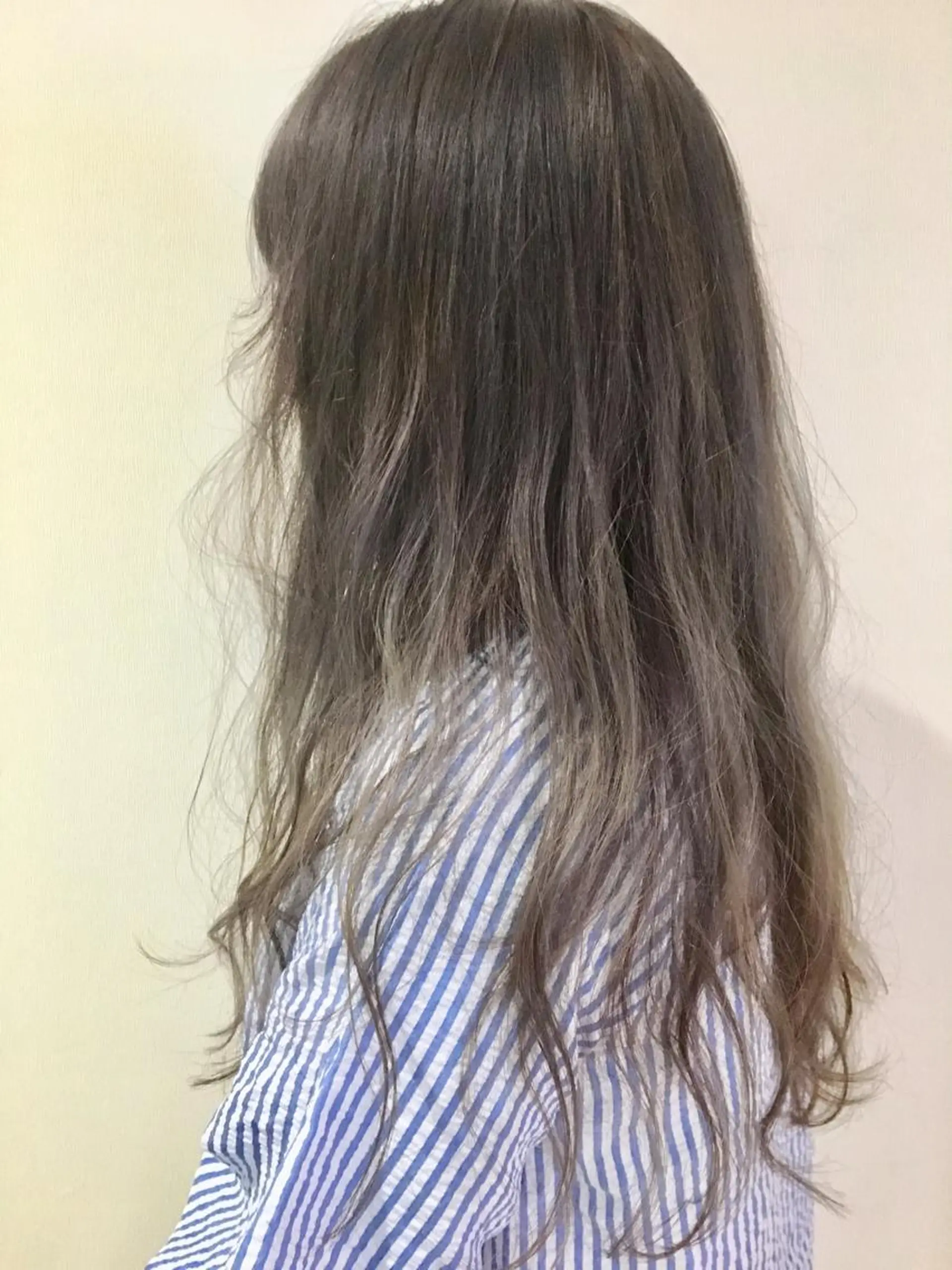 ロング カラー ベージュカラー 透明感カラー 三浦 瑠璃のヘアスタイル