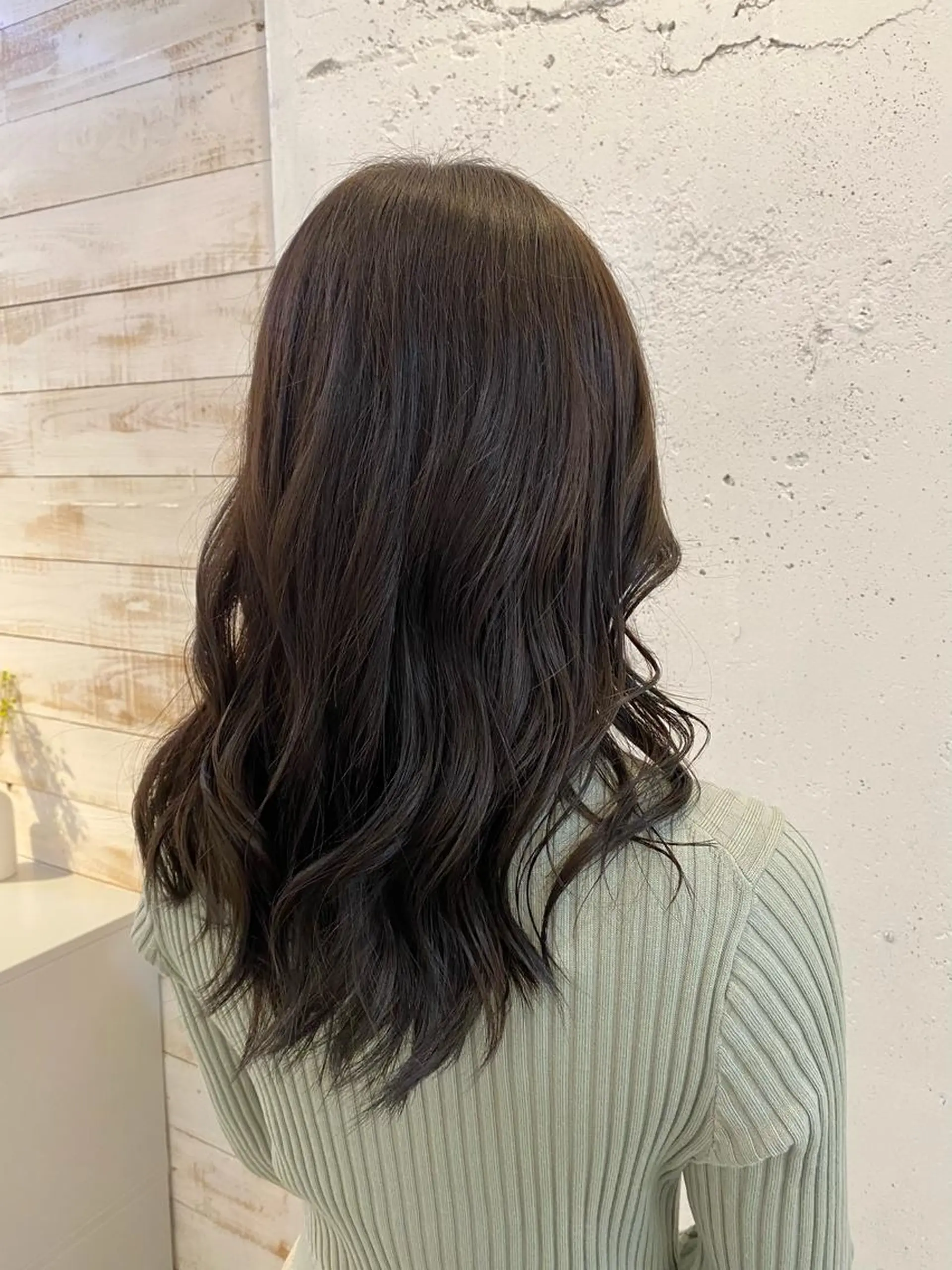 ロング カラー アッシュ アッシュグレー ブリーチなしカラー レイヤーカットのヘアスタイル