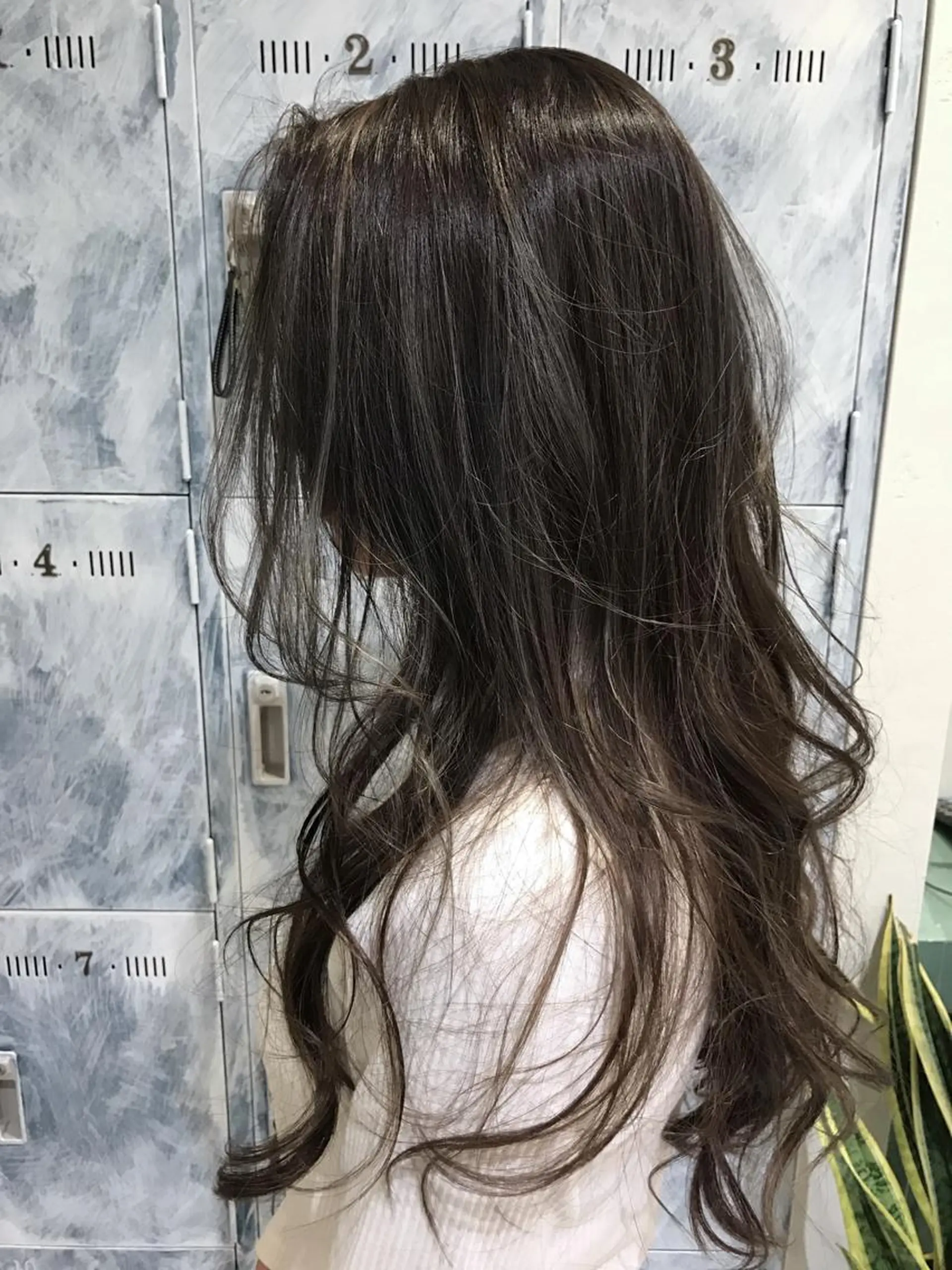 ロング カラー ダークグレー ダークグレージュ グレージュ ハイライトカラー ハイライト 松本 明日可のヘアスタイル