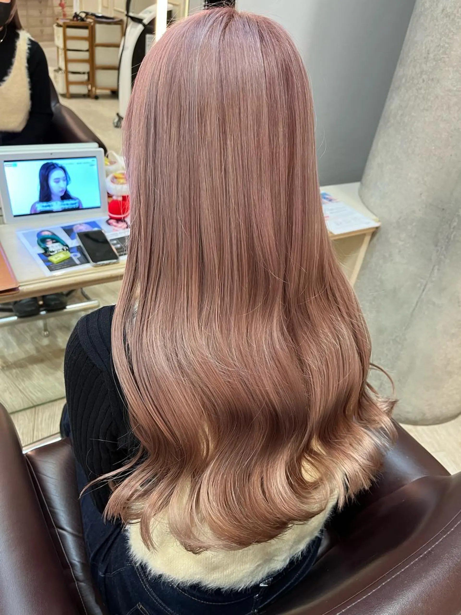 ロング カラー ヘアアレンジ ブリーチ ピンクカラー サソウ ユリエ🥥のヘアスタイル