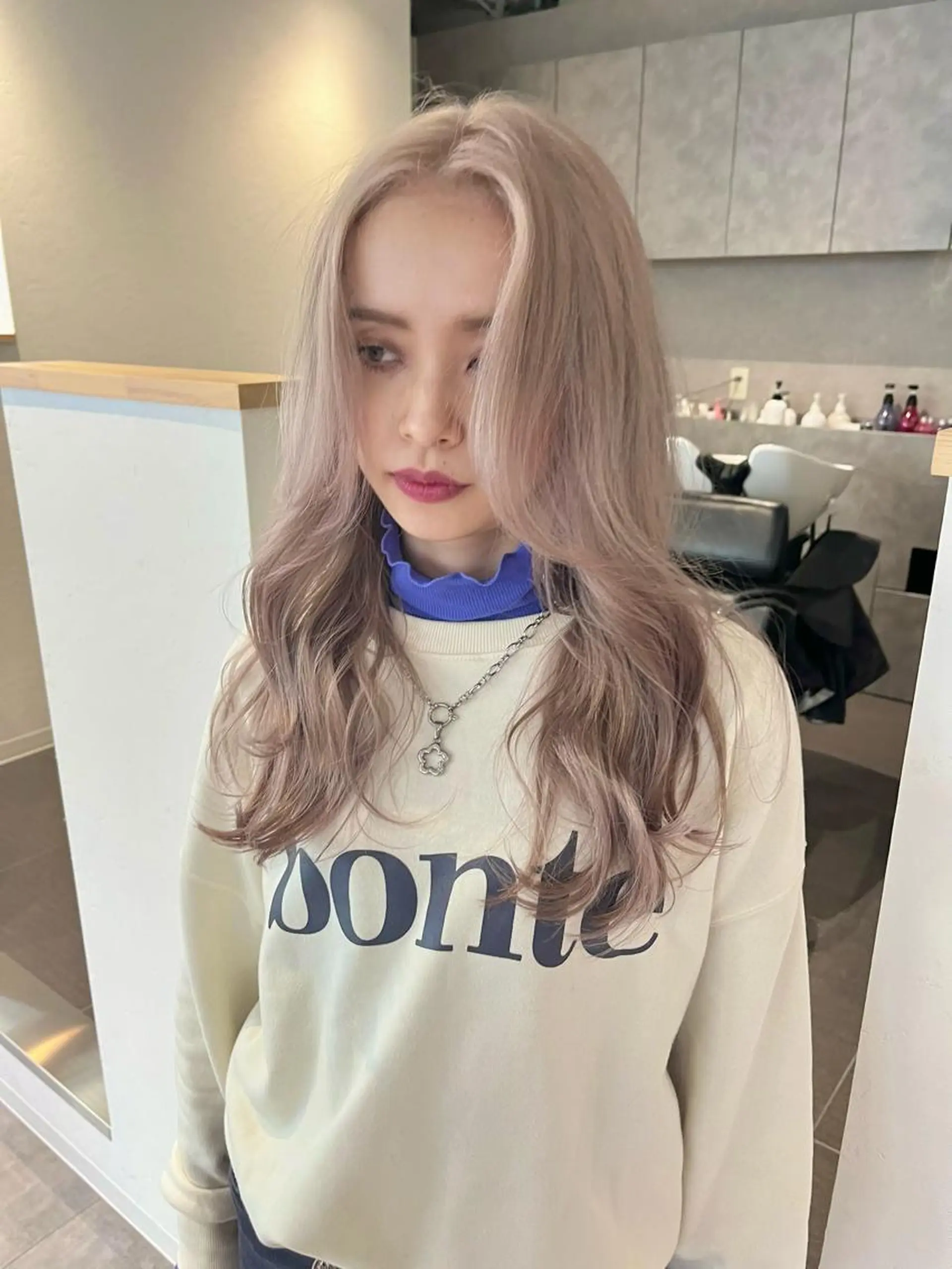 セミロング カラー ベージュカラー ブリーチ ブロンド ブロンドベージュ デザインカラー カット ヘアカラー トリートメント 桃果 momokaのヘアスタイル