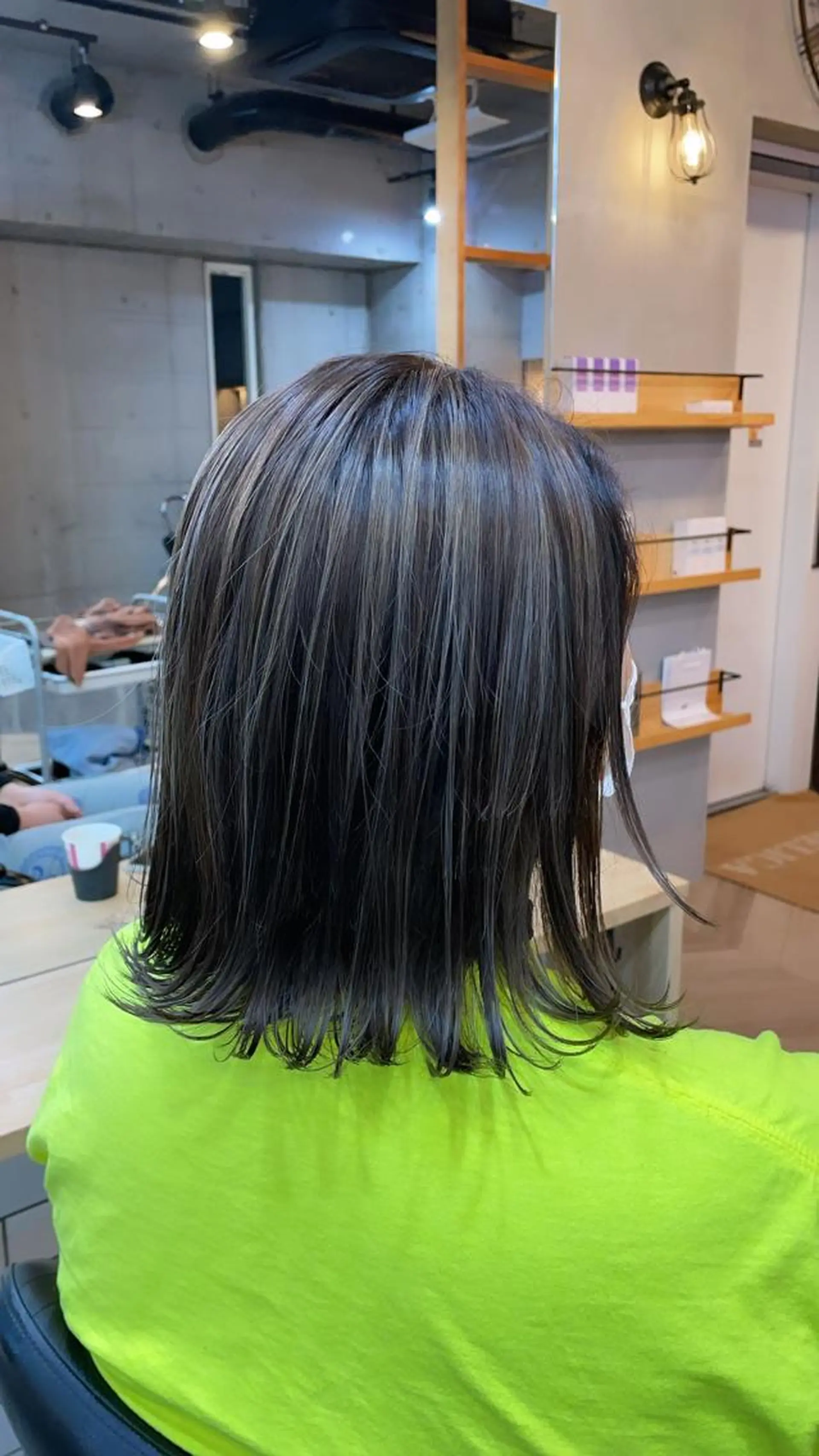 ミディアム カラー 切りっぱなしボブ ブリーチ ハイライトカラー ボブ ハイライト カット ヘアカラー アンジェリカ難波所属・的塲 優弥のヘアスタイル