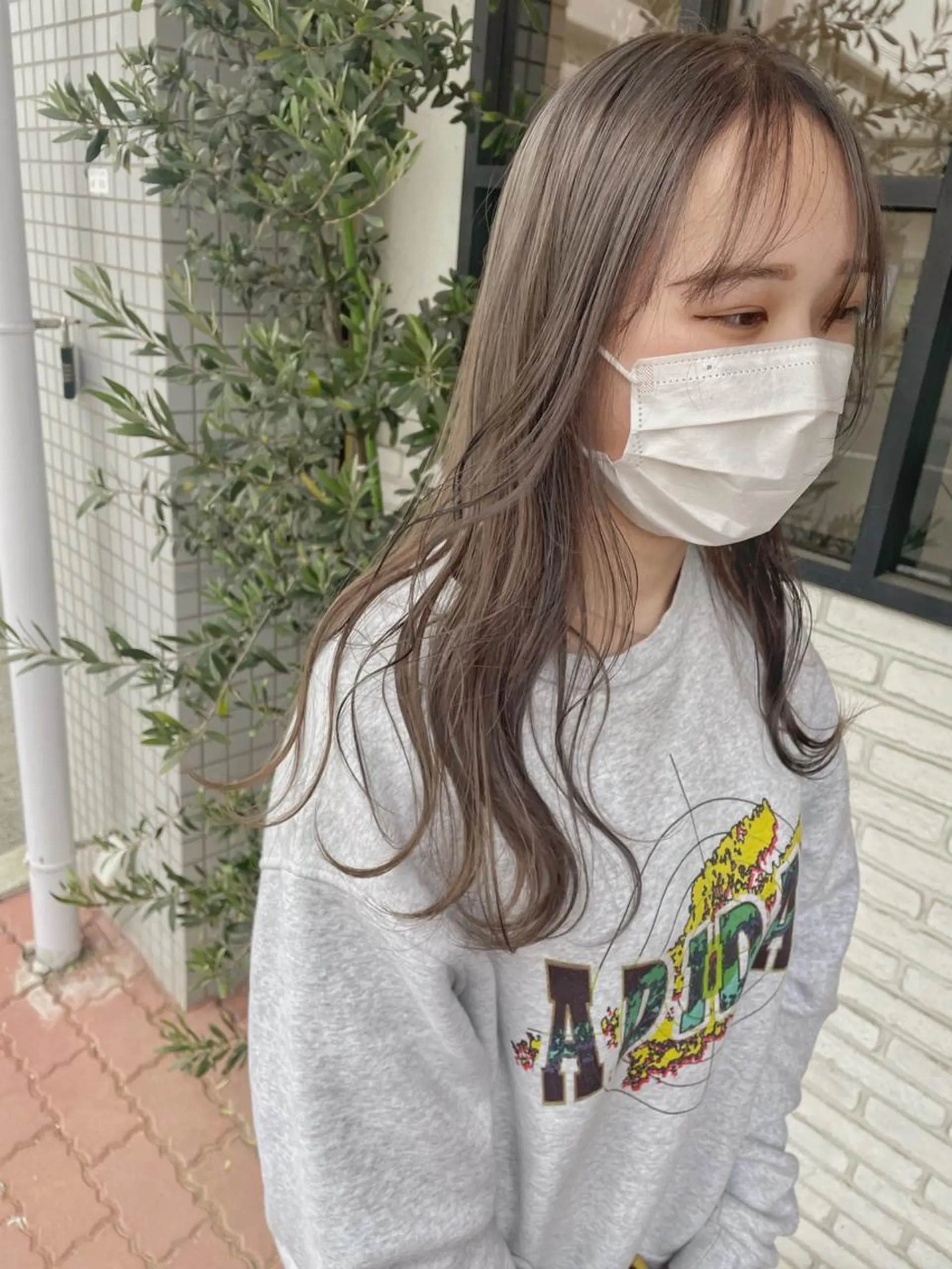 セミロング カラー ダブルカラー グレージュ ヘアカラー 小坂 真子のヘアスタイル