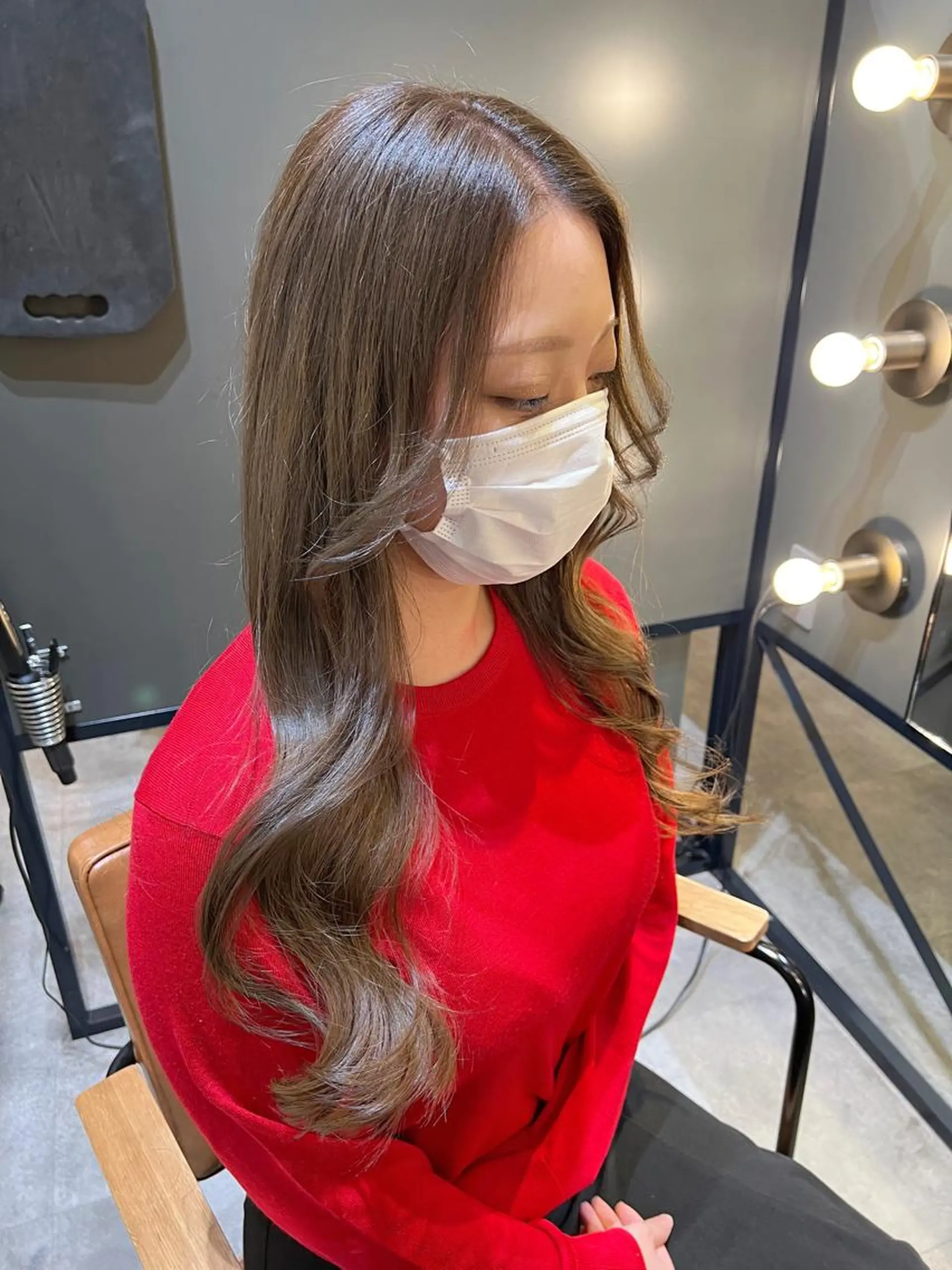 ロング カラー ブリーチ グレージュ ノイシキ サキのヘアスタイル