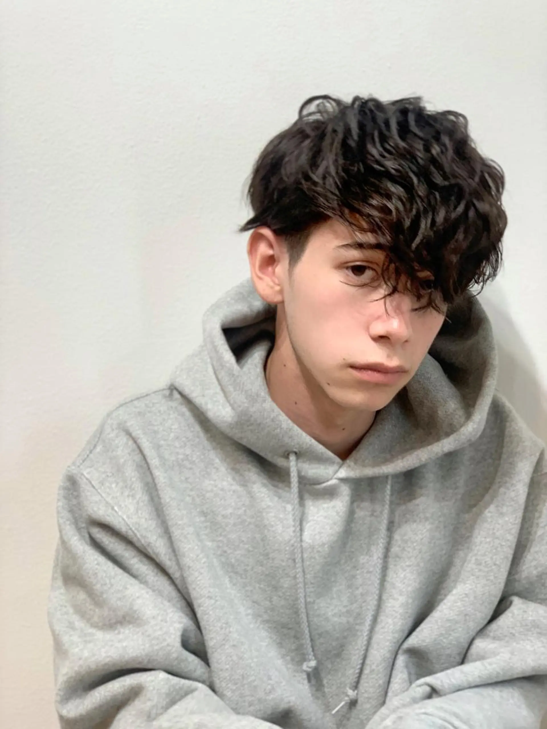 ミディアム パーマ メンズ ミディアムパーマ メンズブリーチ センターパート フェードカット メンズハイライト メンズStylist 山根慧のヘアスタイル