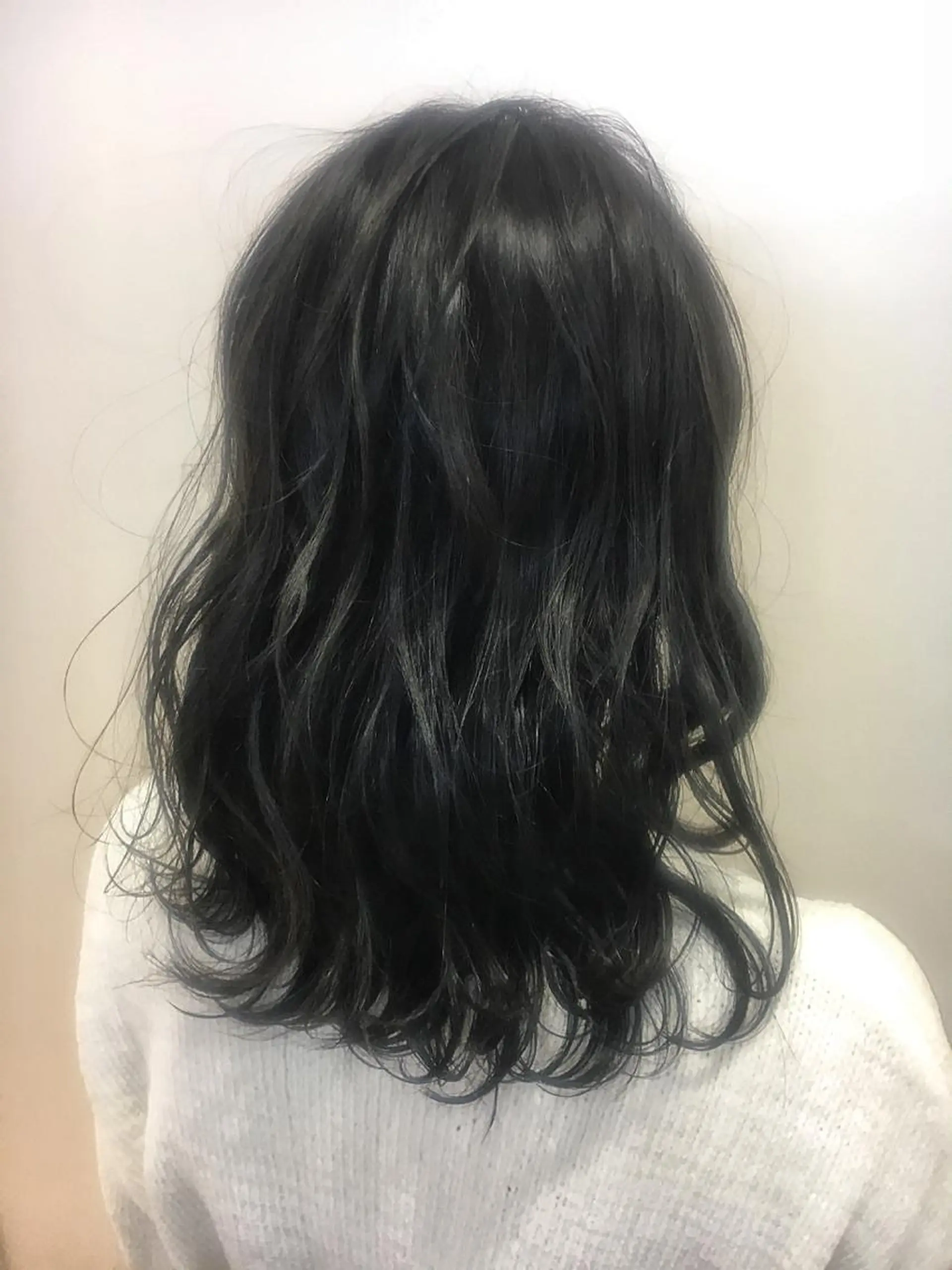 ミディアム カラー 黒髪 ブルーカラー ブルーブラック ヘアカラー 永井 大希のヘアスタイル