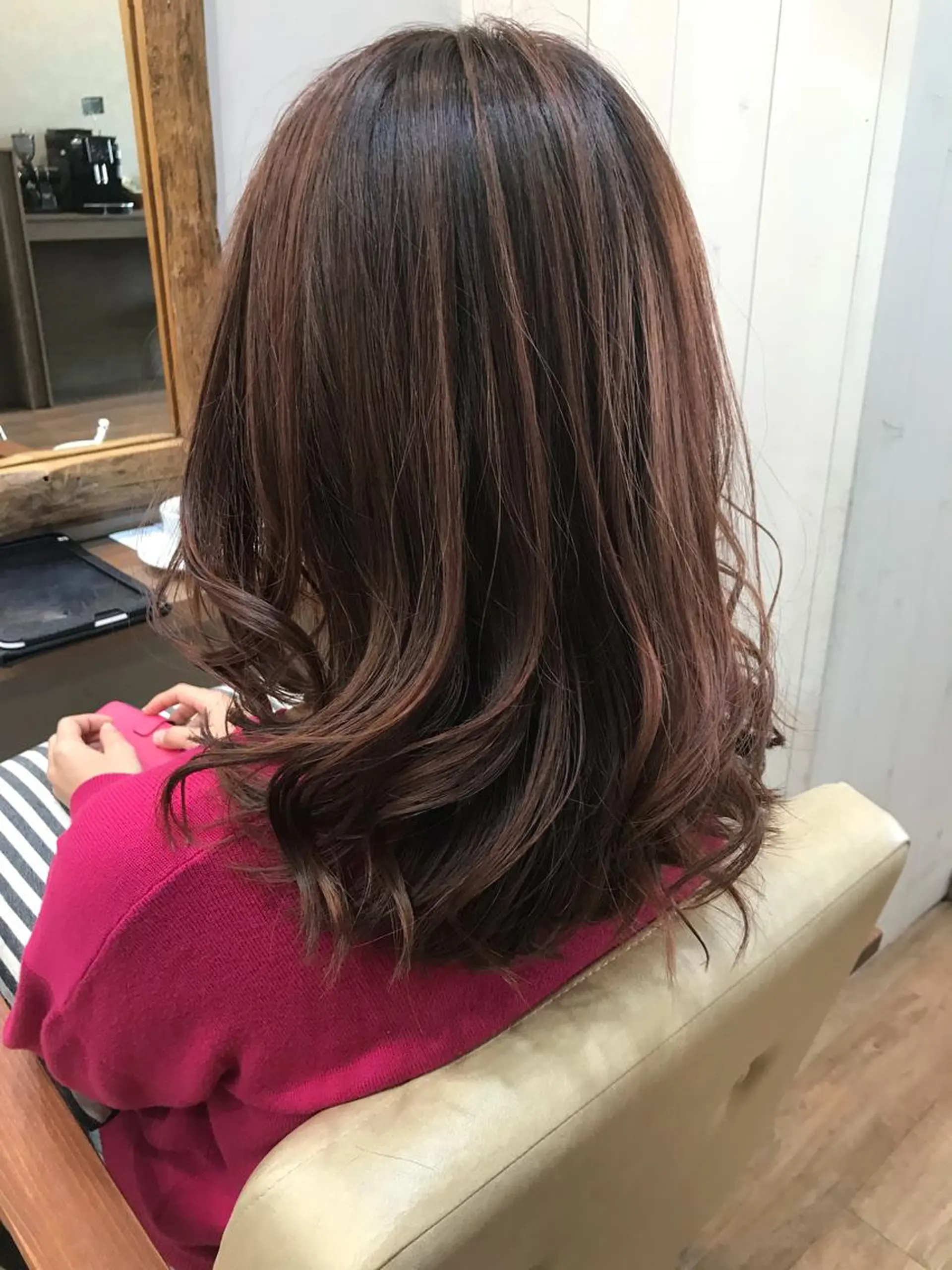 ミディアム カラー 新井 友菜のヘアスタイル