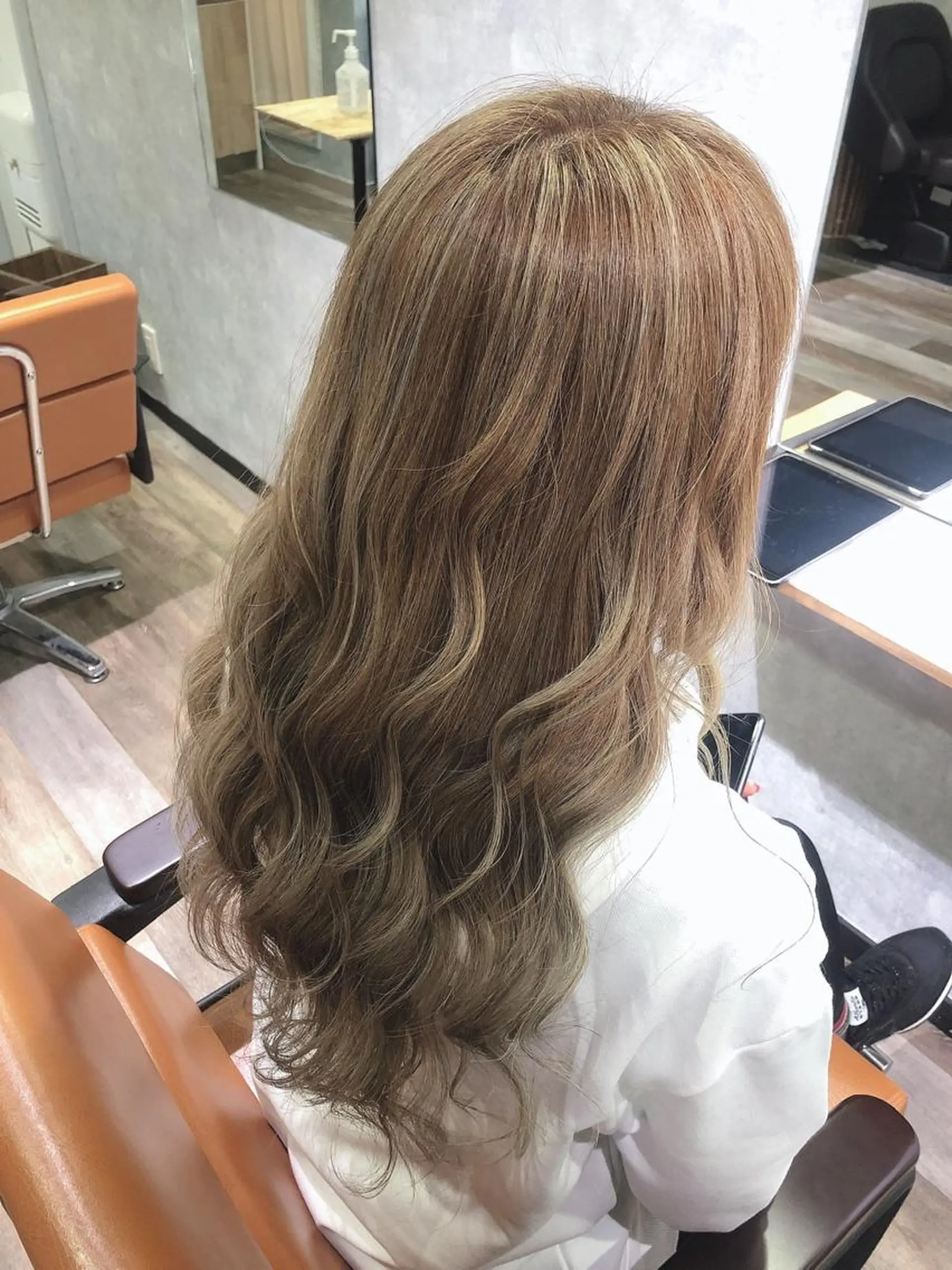 ロング カラー バレイヤージュ ベージュカラー ブリーチ レイヤーカット 仁 ジンのヘアスタイル