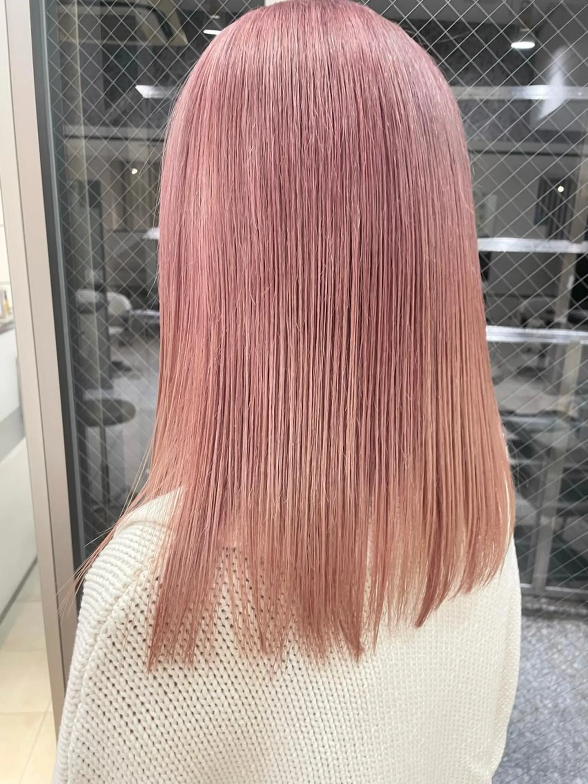 セミロング カラー ブリーチ ピンクカラー 林 風菜のヘアスタイル