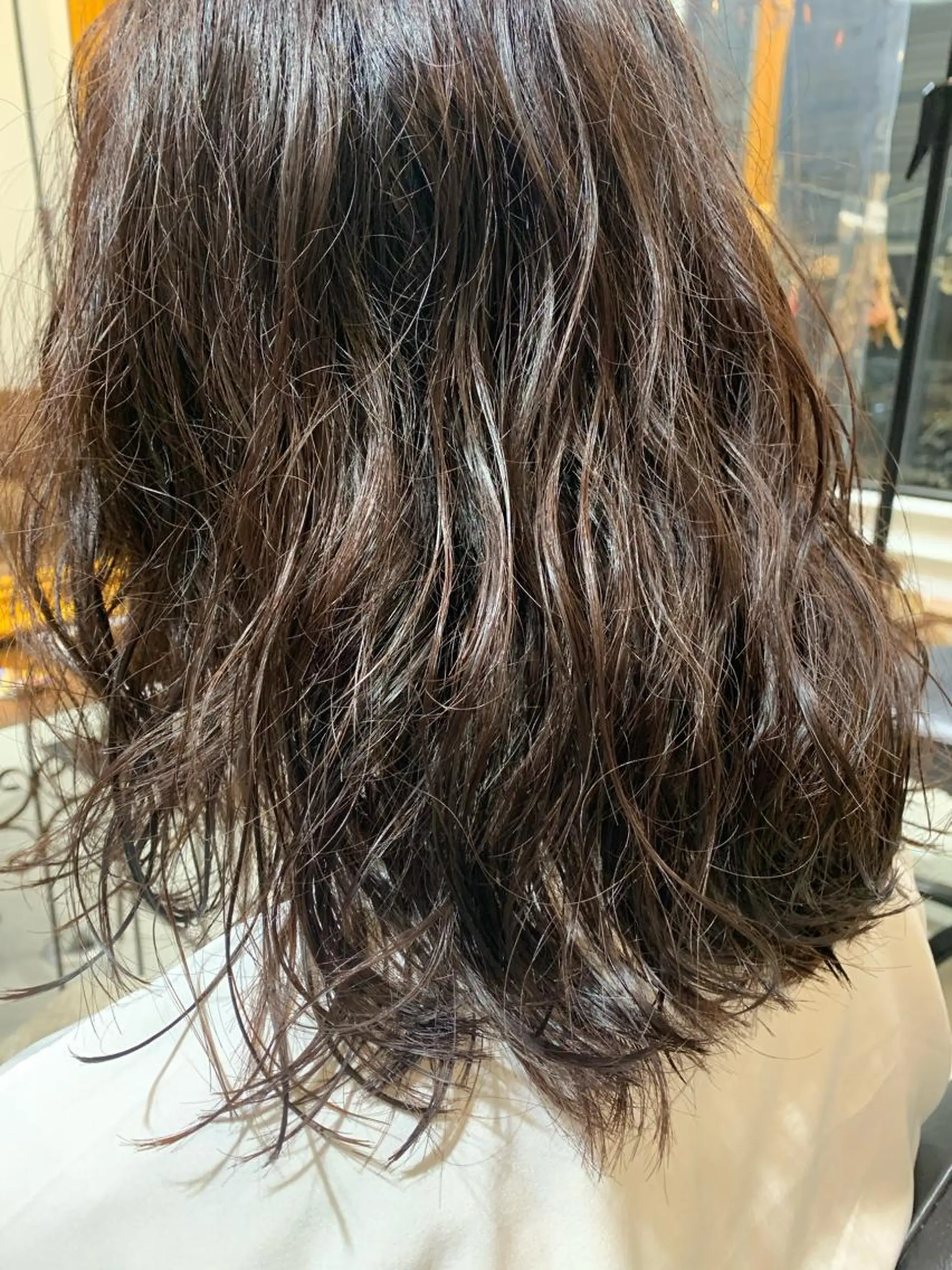 ミディアム ミディアムパーマ くせ毛 ブリーチなしWカラー /地毛風/小林凪沙のヘアスタイル