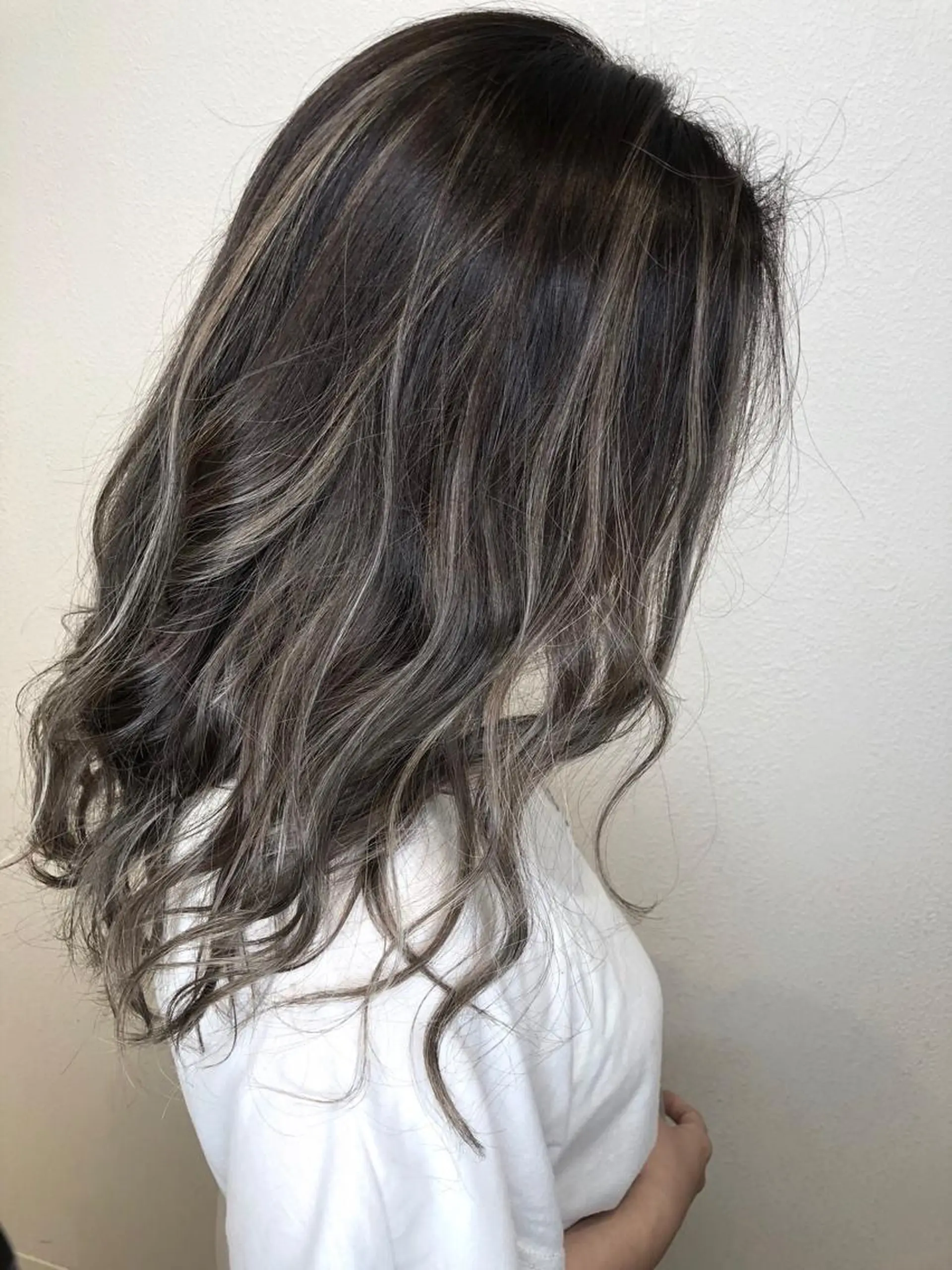 ロング カラー バレイヤージュ デザインカラー グレージュ ハイライトカラー ハイライト ブリーチ無しカラー 👑店長　平松　由のヘアスタイル