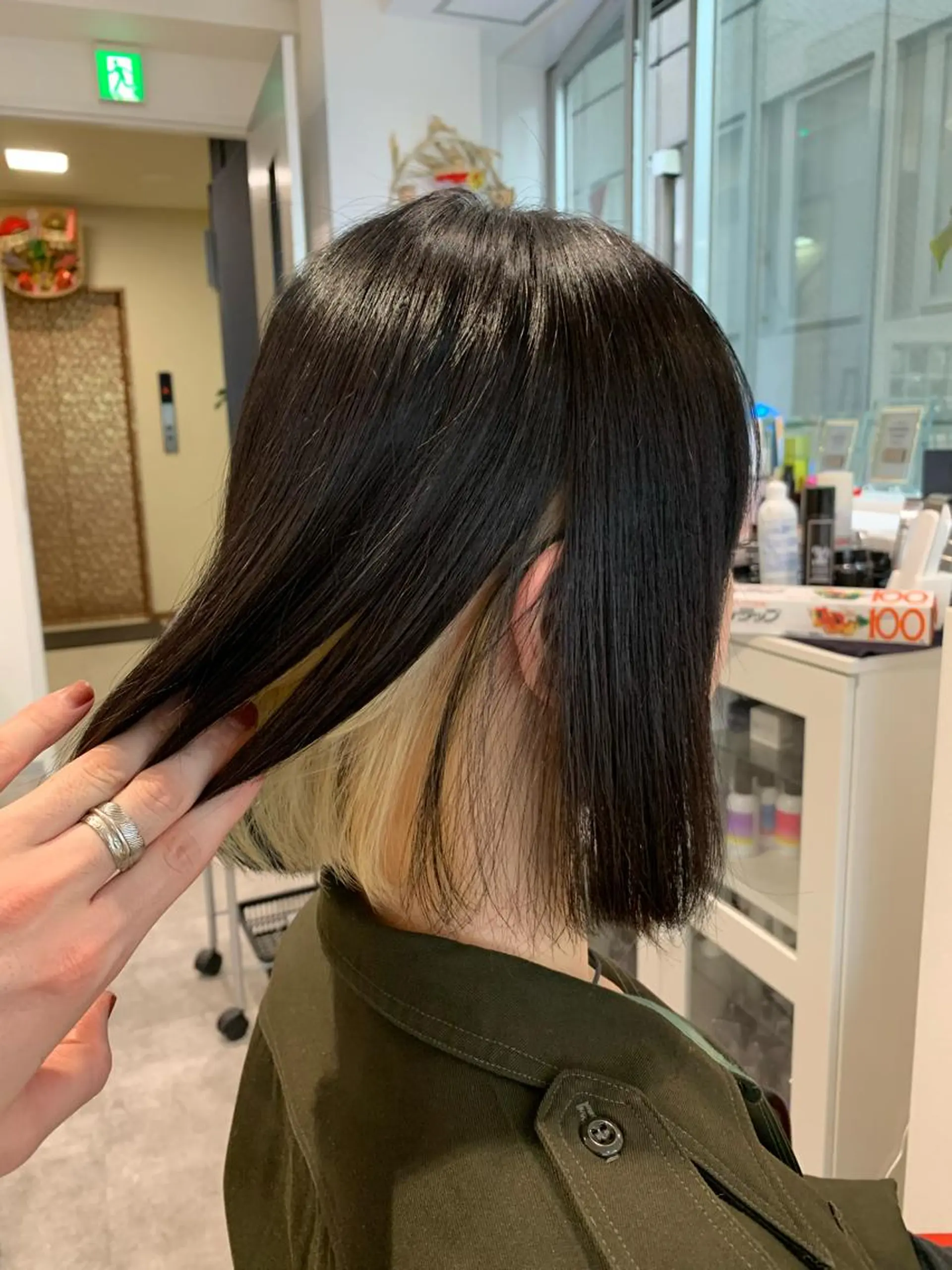 ショート カラー アッシュ バレイヤージュ ベージュカラー ブロンド ブルーカラー Nishida Ryomaのヘアスタイル