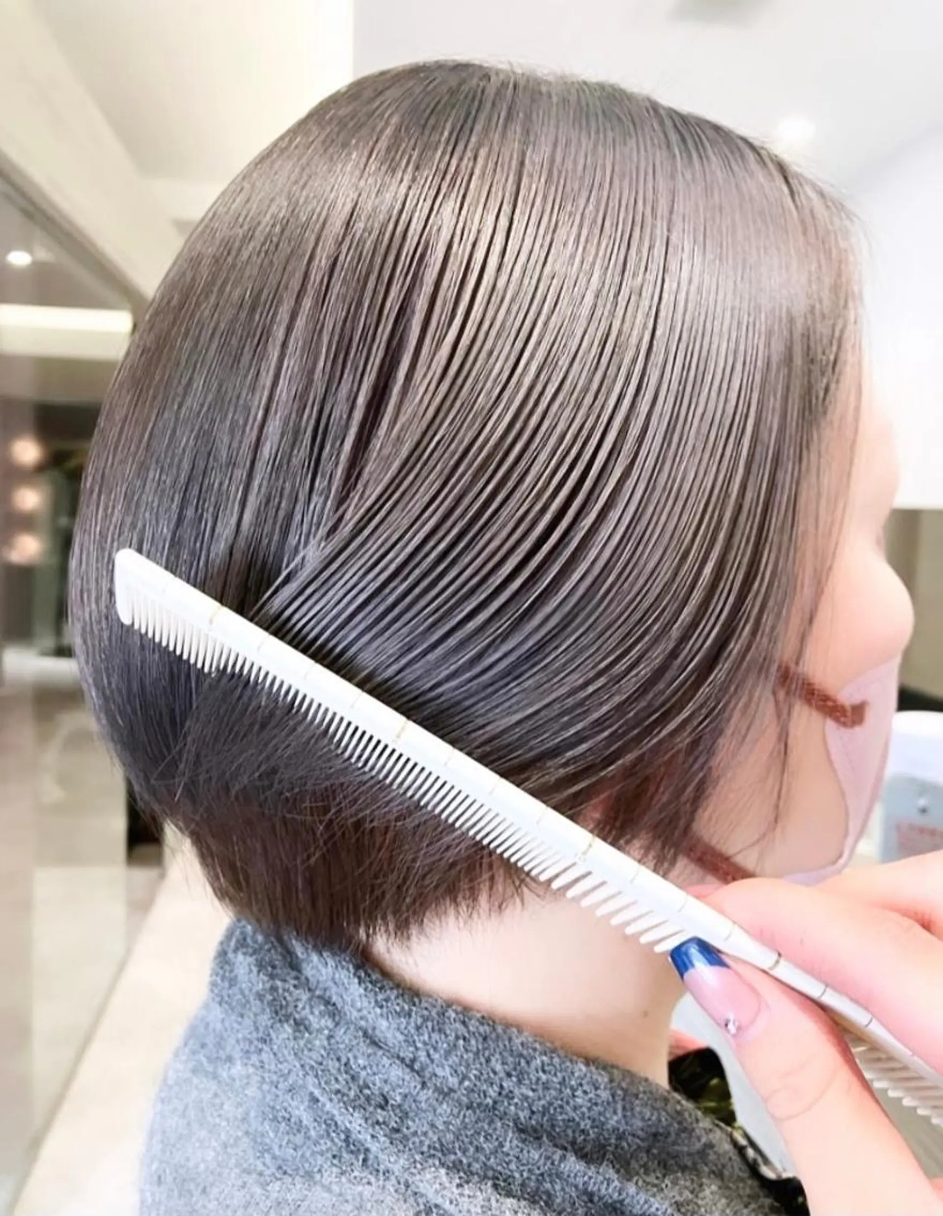 ショート カラー ベージュカラー ブリーチ シルバー シルバーベージュ サキ🤍ハイトーン 🩰くびれ巻きヘアのヘアスタイル