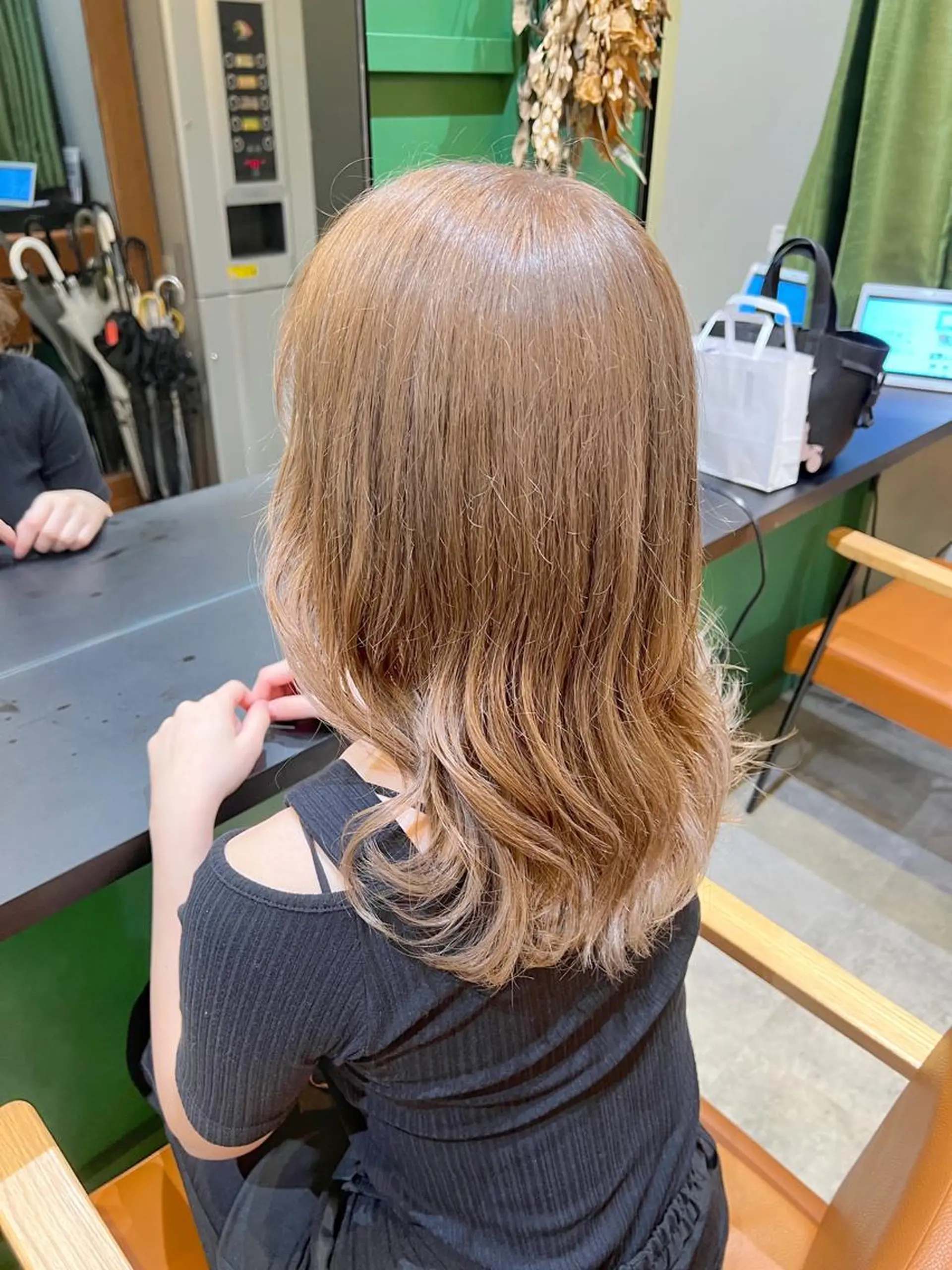 セミロング カラー ベージュカラー ミルクティーベージュ ノイシキ サキのヘアスタイル