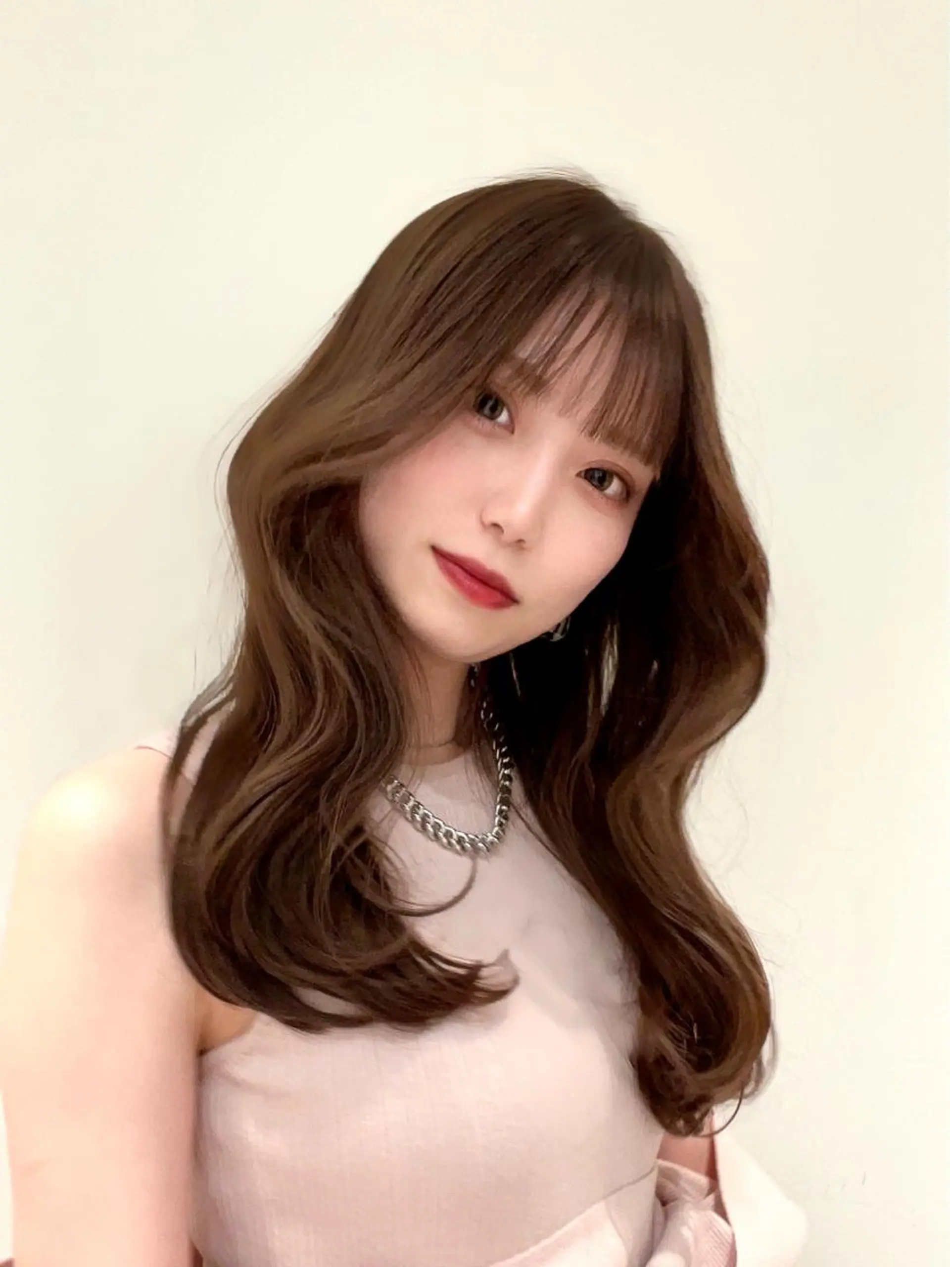 ミディアム くびれヘア かきあげバング 似合わせカット 小顔カット ワンホンヘア カット ヘアカラー トリートメント ボブパーマ ウルフパーマのヘアスタイル