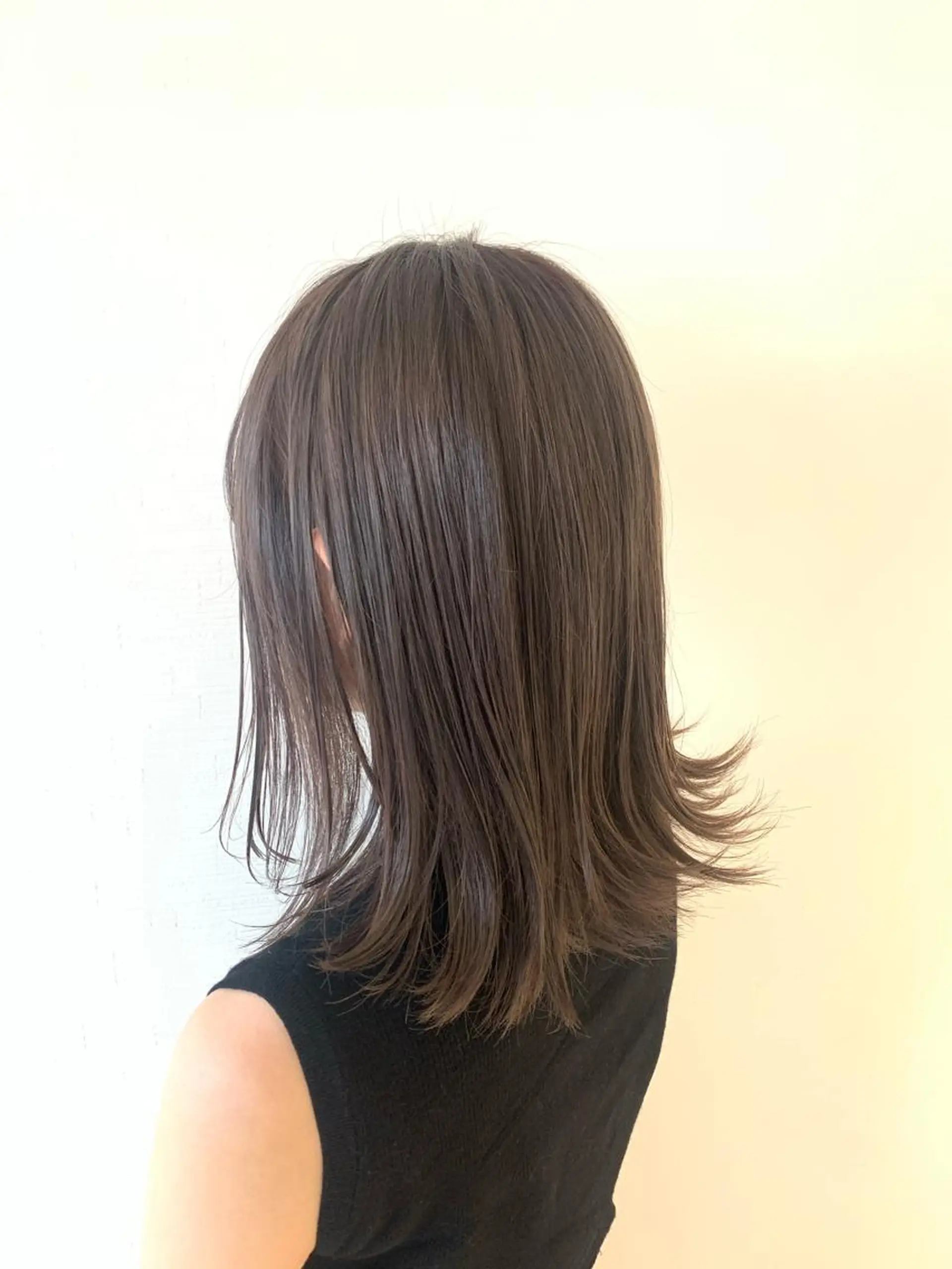 ミディアム カラー グレージュ シルバー シルバーグレージュ 切りっぱなしロブ ✨髪のソムリエ✨ 岩川和生（店長）🦄のヘアスタイル