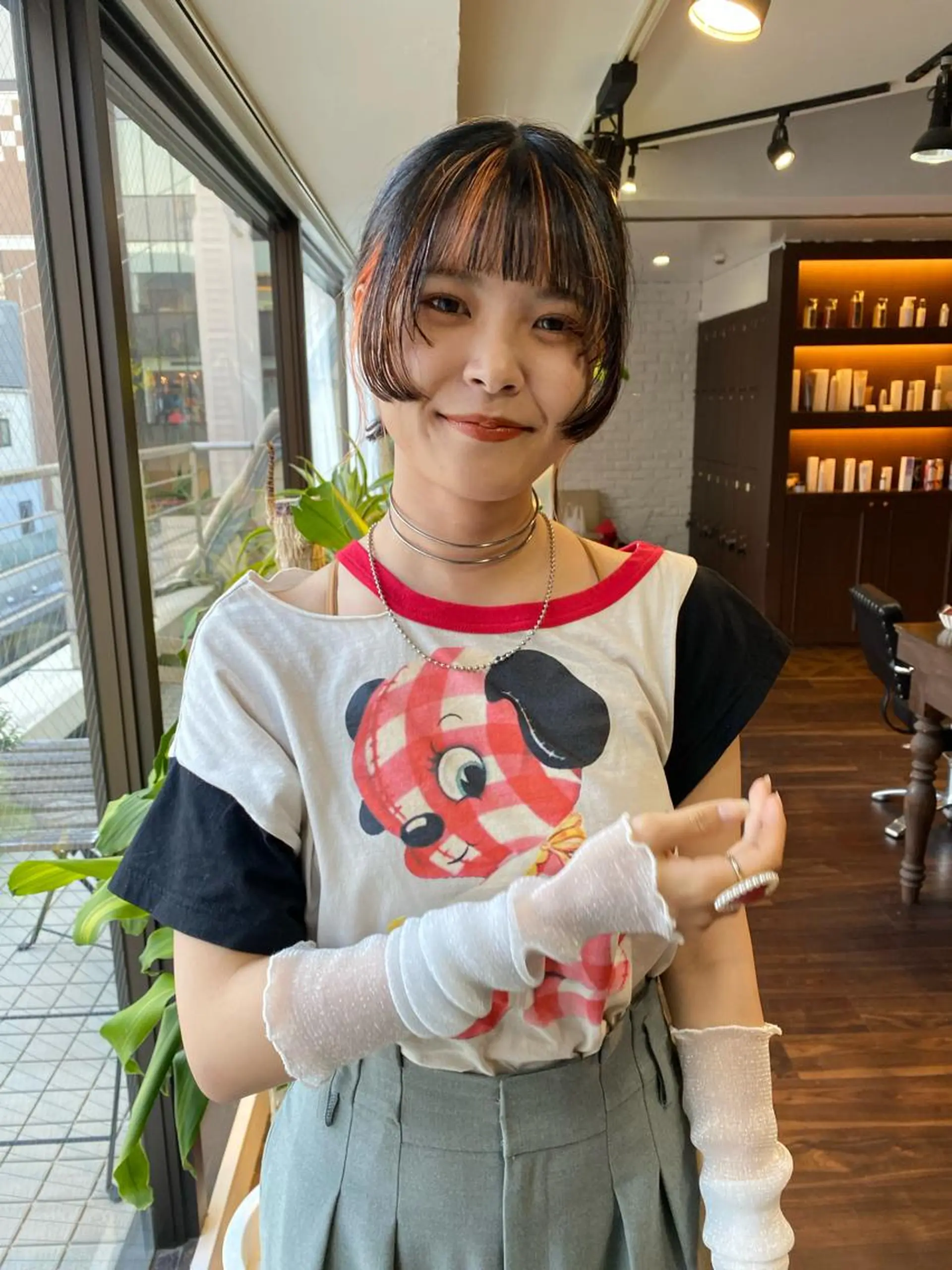 ミディアム カラー ヘアアレンジ 成人式 お団子ヘア デザインカラー ハイライトカラー インナーカラー カット ヘアカラー トリートメント 韓国ヘア×髪質 改善🇰🇷シオリのヘアスタイル