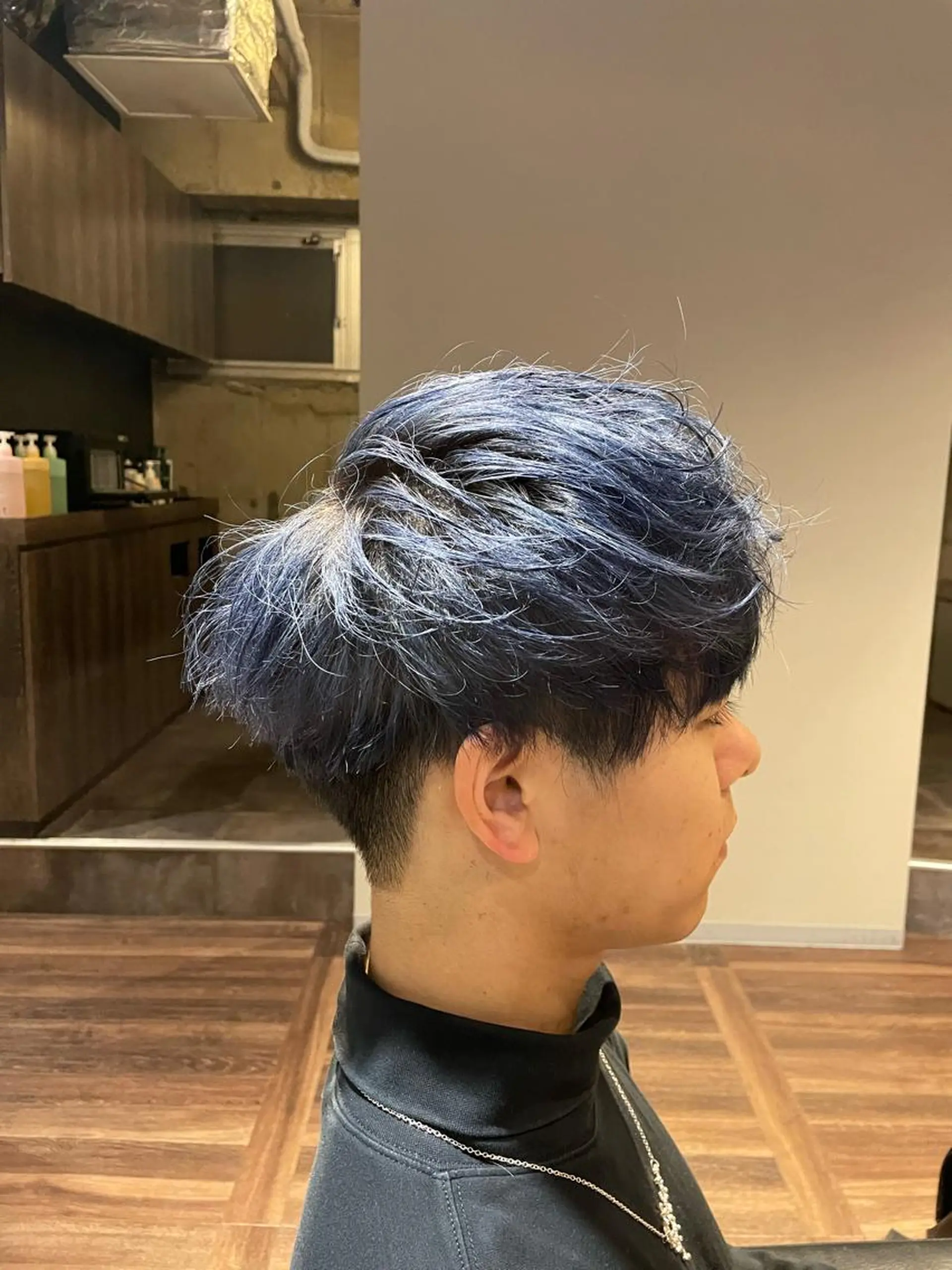ショート カラー ブルーカラー シルバー カット ヘアカラー 村上 翔平のヘアスタイル