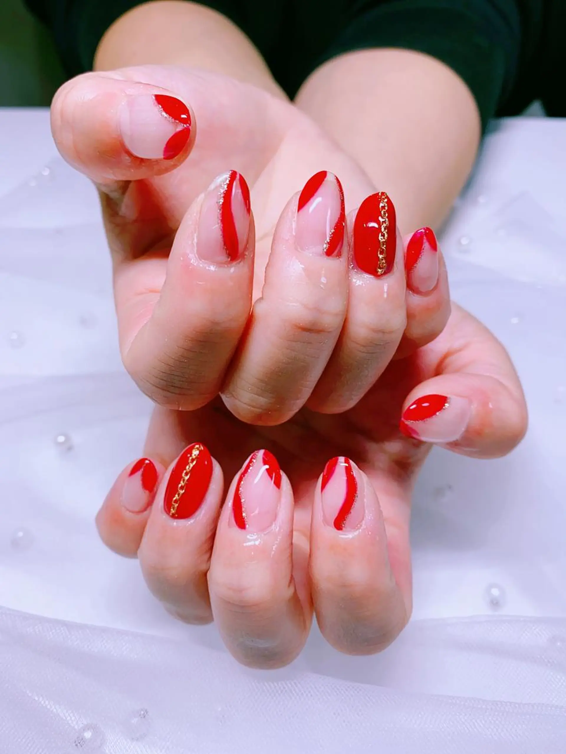 ネイル 赤色 ハンドネイル Jasmine nailsalon所属・ジャスミン ネイルサロンのネイルデザイン