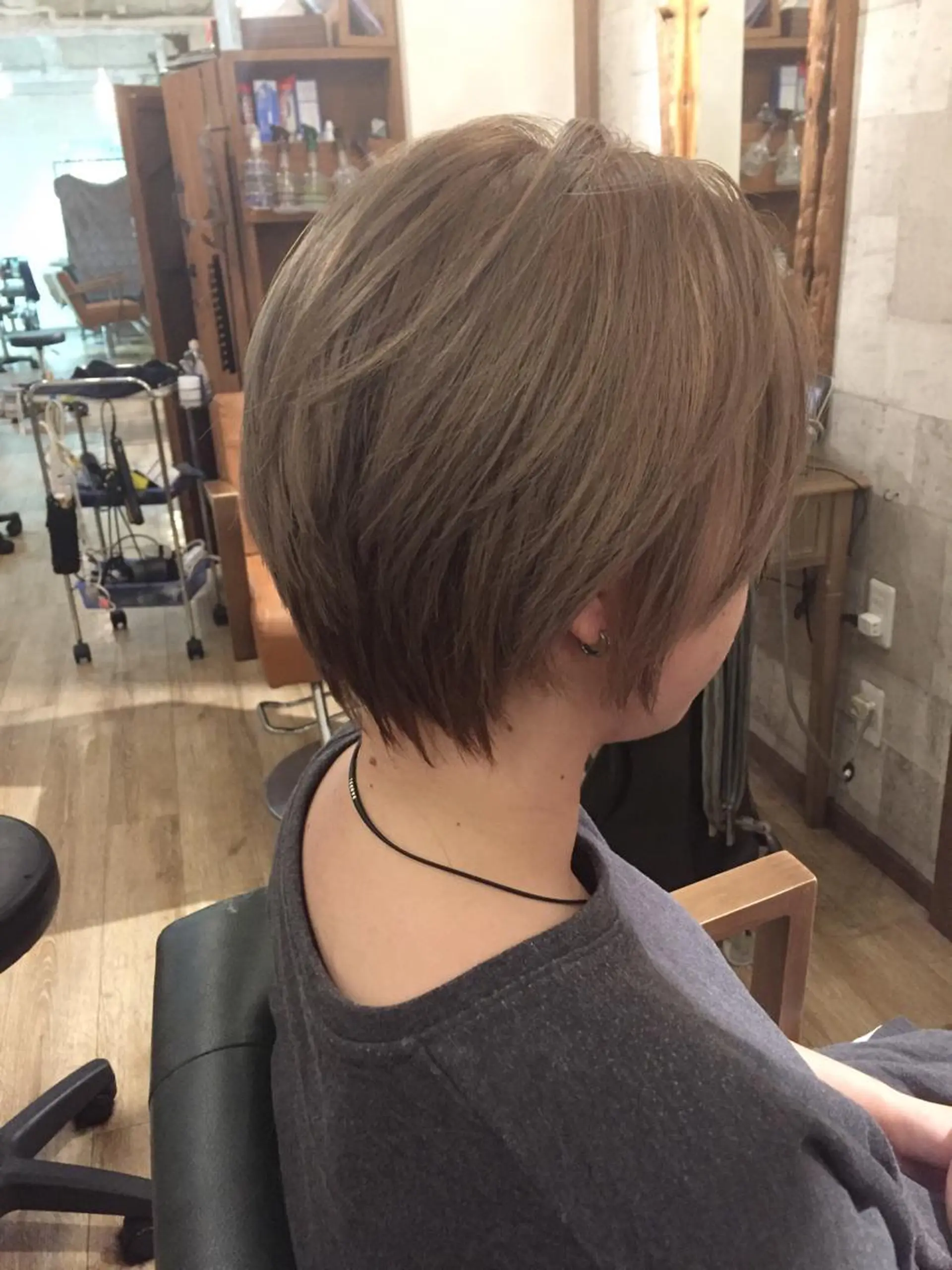 ショート カラー ベージュカラー ブリーチ ミルクティーベージュ ショートヘア カット ヘアカラー トリートメント SALOWIN(サロウィン)広島並木通り所属・田村和範/似合わせ カラー/縮毛矯正のヘアスタイル