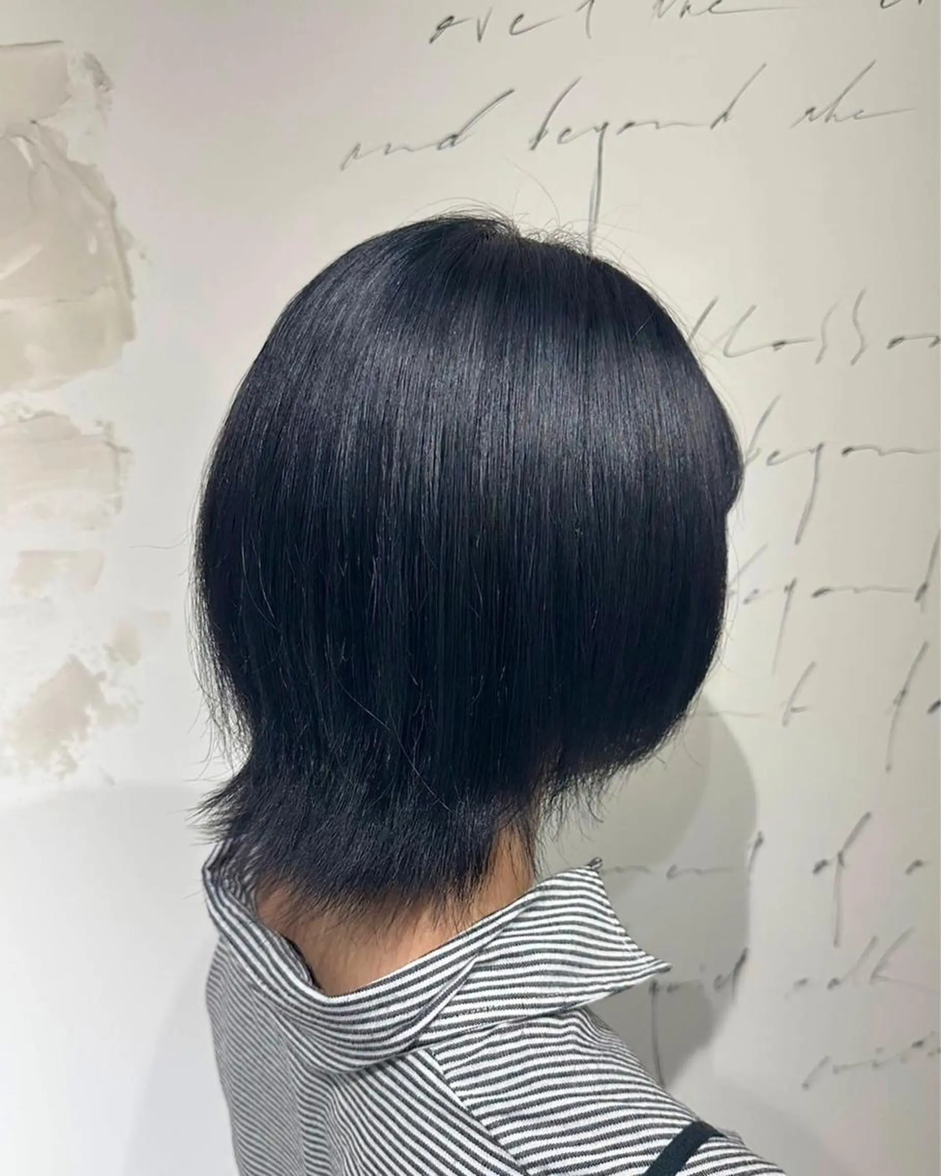 ミディアム カラー 黒髪 ブルーカラー ブルーブラック カット ヘアカラー 鳴海 稜真のヘアスタイル