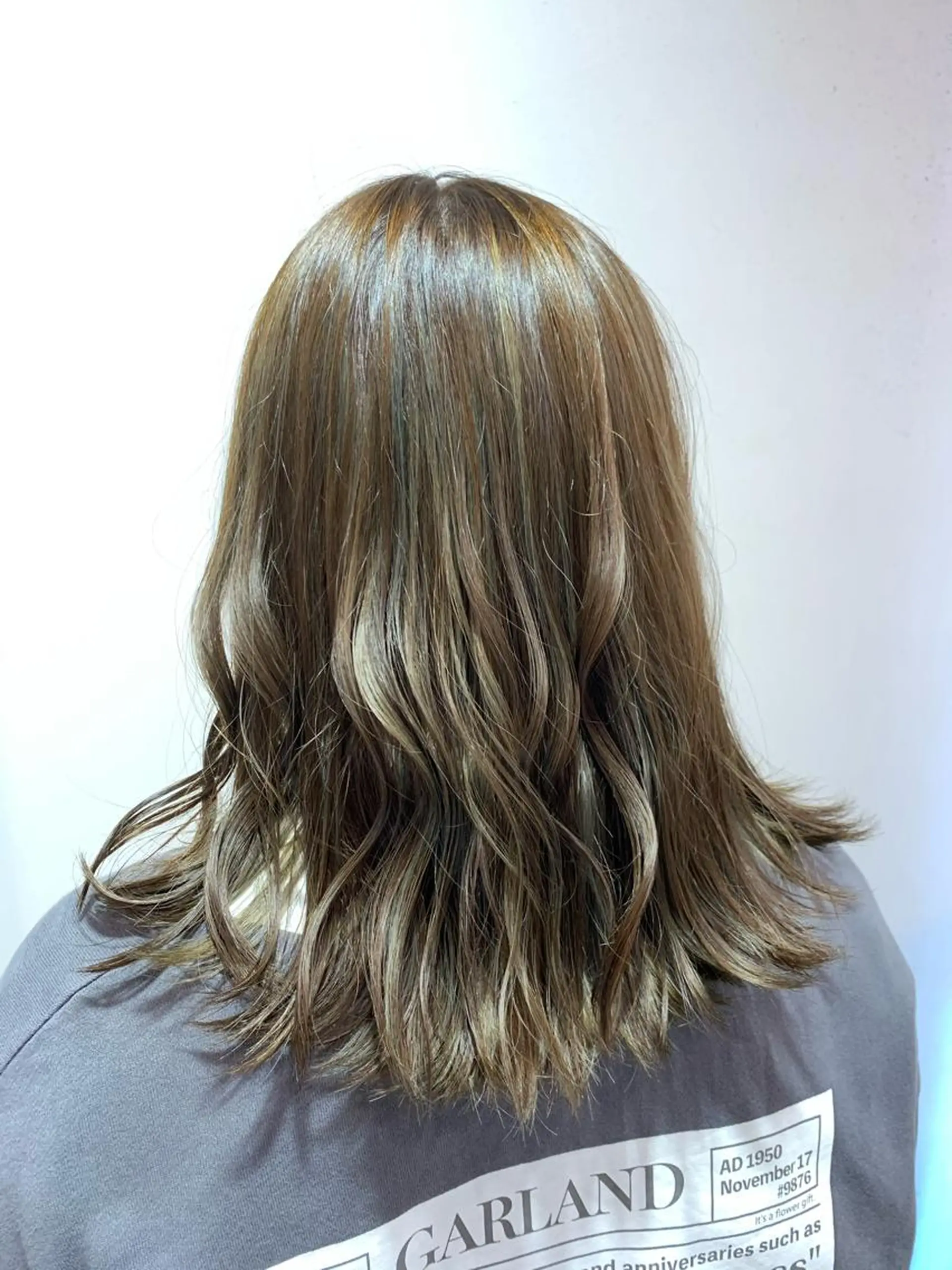 ミディアム カラー 栗原 瑠世のヘアスタイル