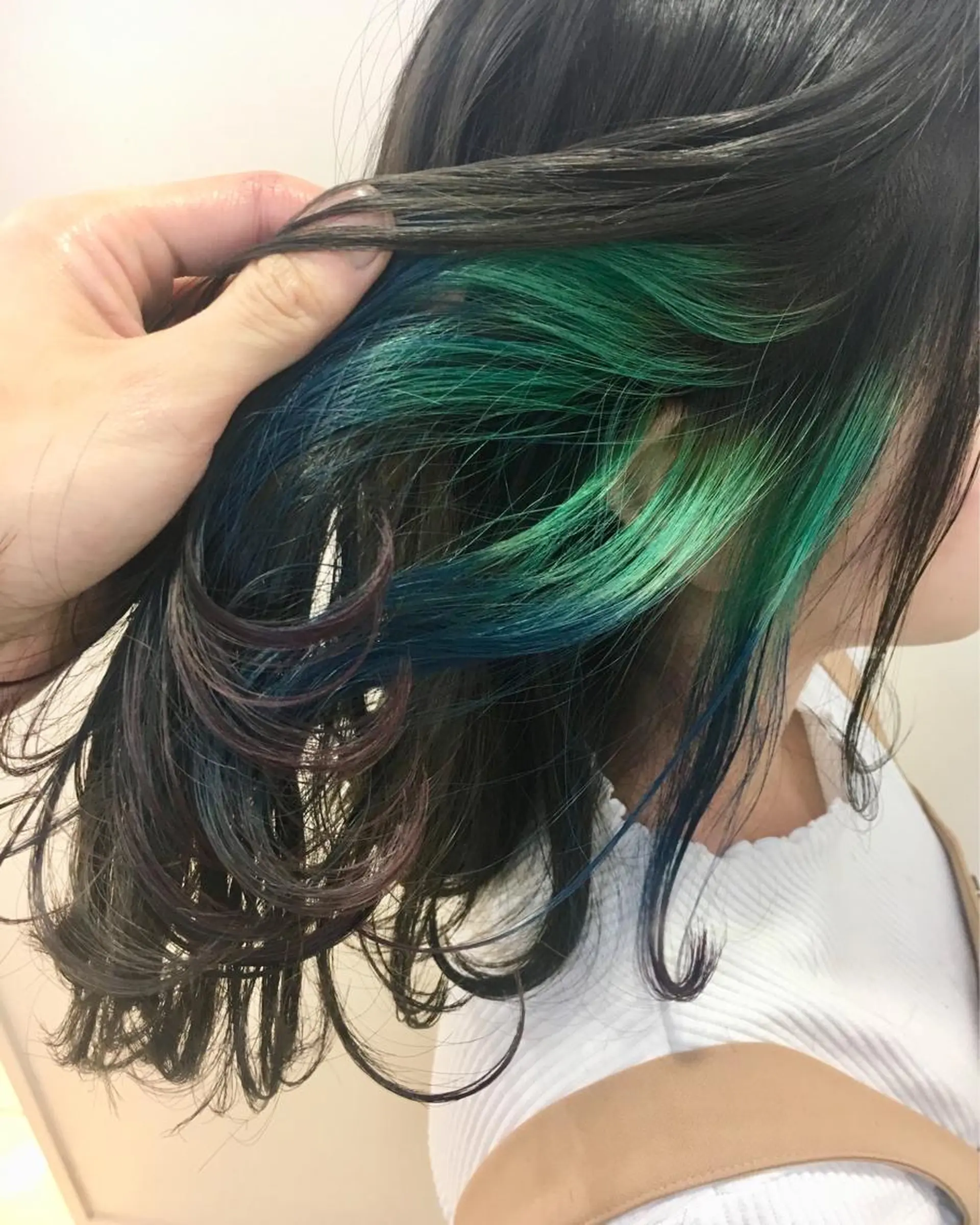 ミディアム カラー ブリーチ ブルーカラー エメラルドグリーン インナーカラー バイオレットカラー ヘアカラー 永井 大希のヘアスタイル