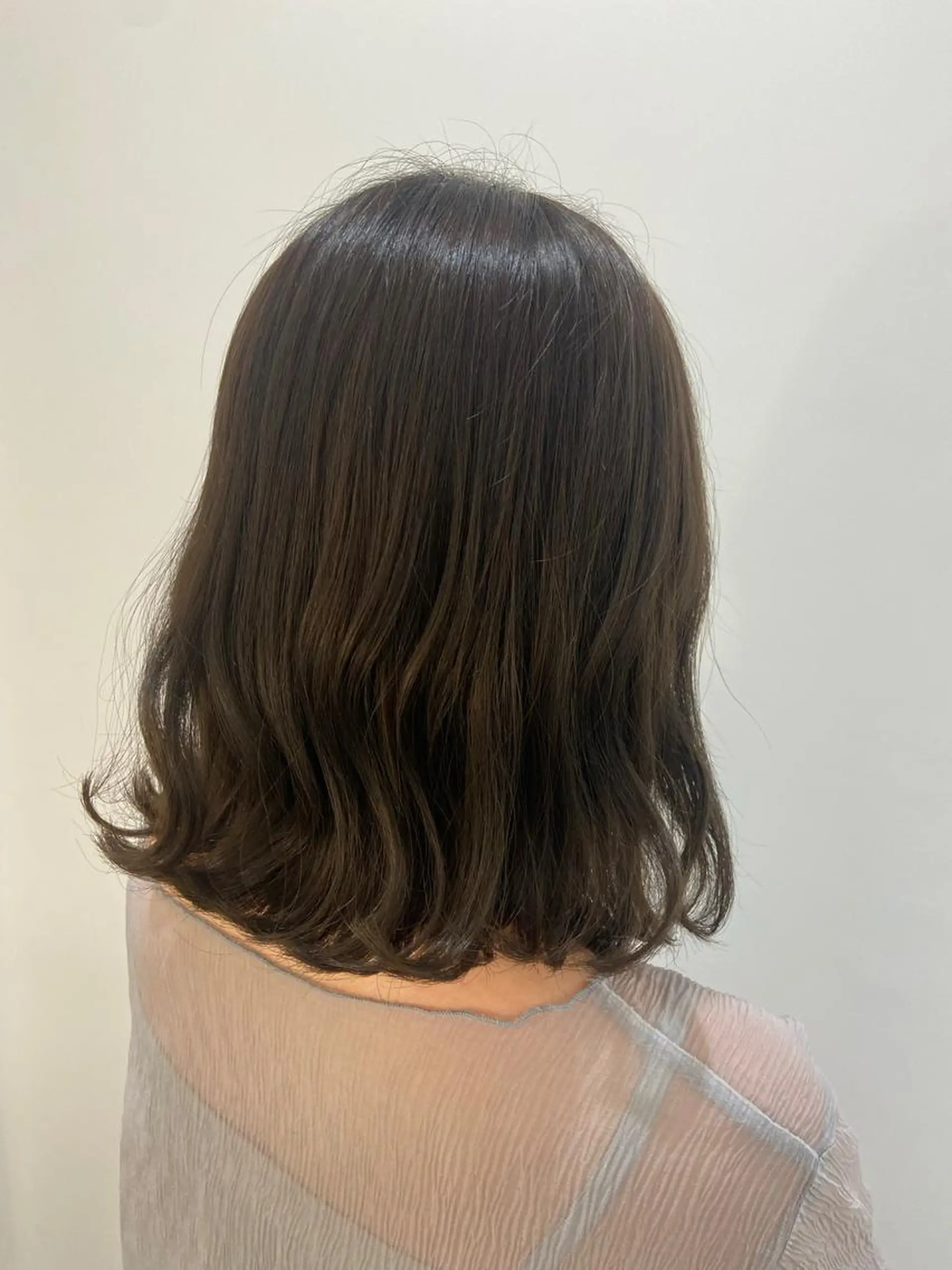 ミディアム カラー natsumi / N°ariaのヘアスタイル