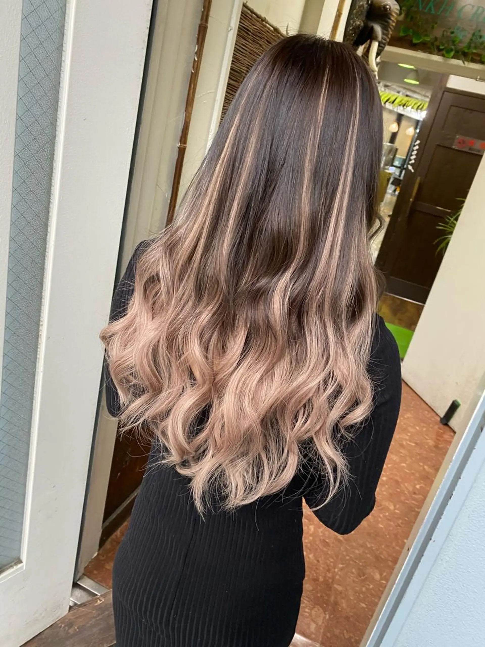 ロング カラー バレイヤージュ グラデーションカラー エクステ レイヤーカット カット ヘアカラー FERNA池袋所属・マンツーマン施術✂︎ 金田尚久🎨のヘアスタイル