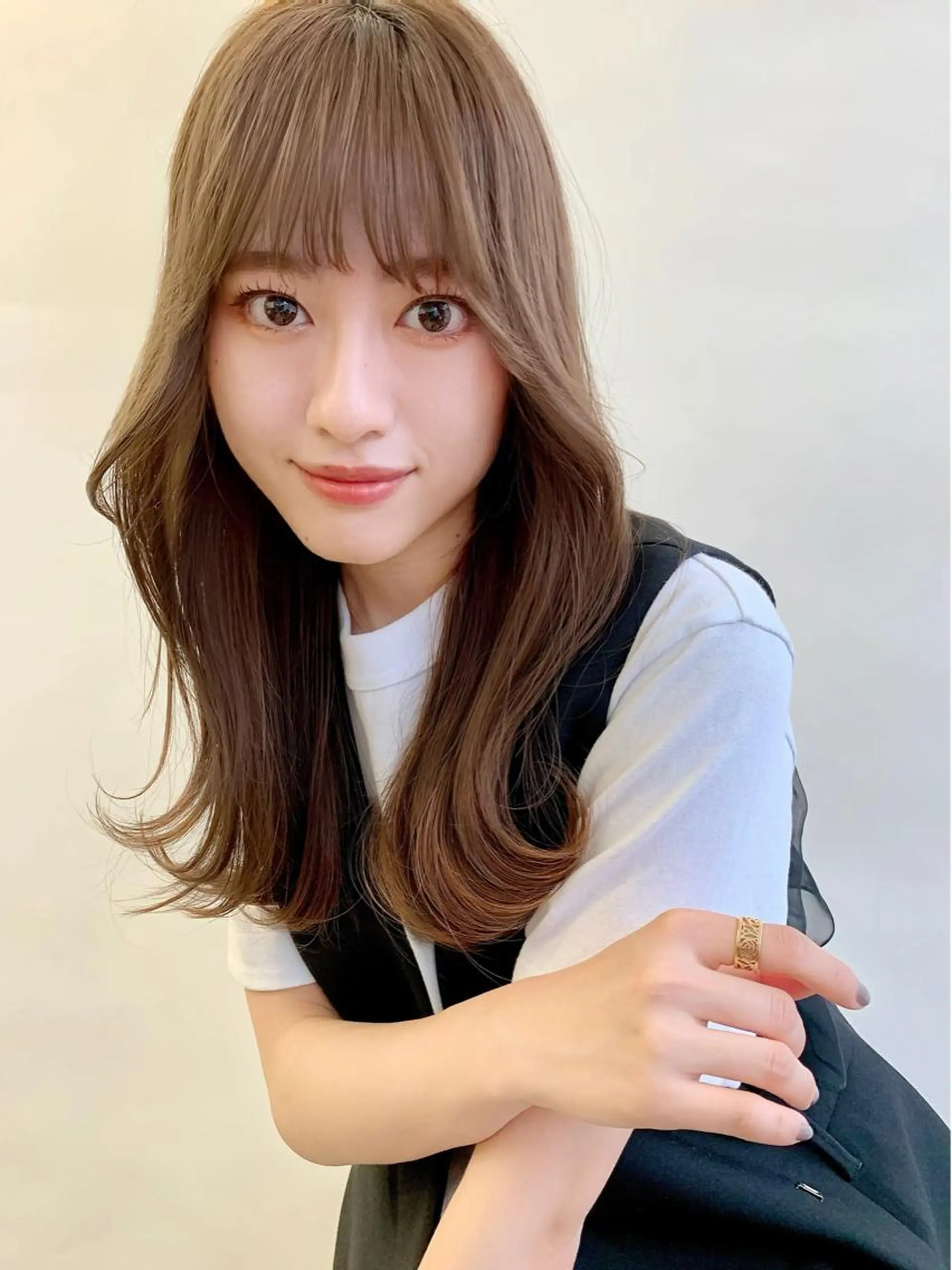 セミロング カラー ベージュカラー ブリーチ イヤリングカラー 韓国風カラー ブリーチなしカラー カット ヘアカラー トリートメント 鈴木 一貴のヘアスタイル