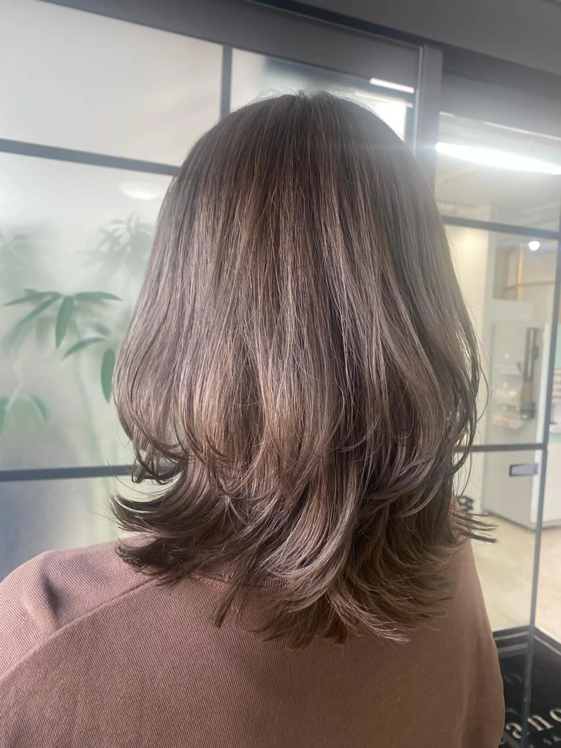 ミディアム カラー グレージュ レイヤーカット Toiro 横浜所属・海外ヘア／レイヤー カットNatsuのヘアスタイル