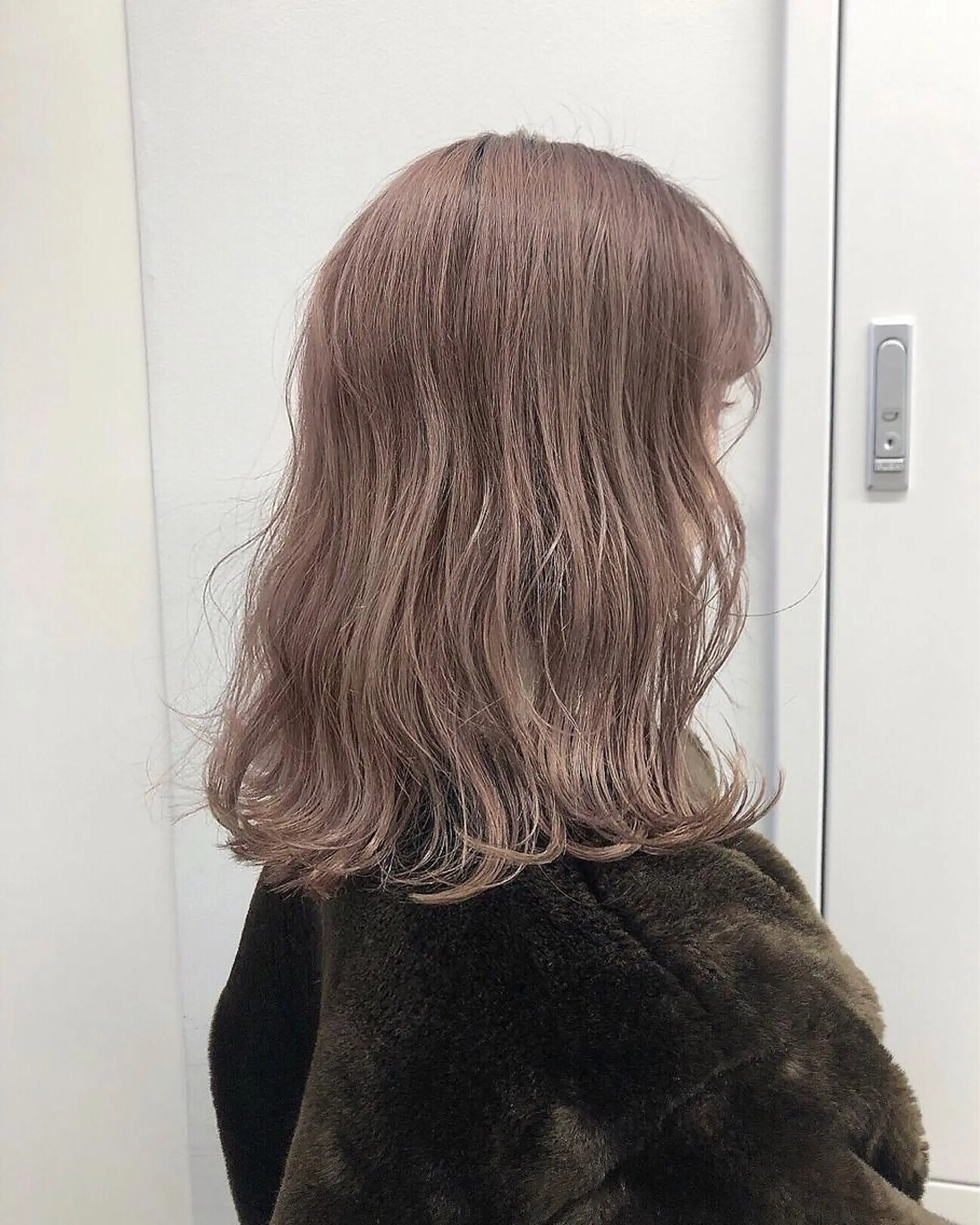 セミロング カラー ベージュカラー ピンクカラー ピンクベージュ 【ブリーチカラー】 🌈ALIVE若山葵のヘアスタイル