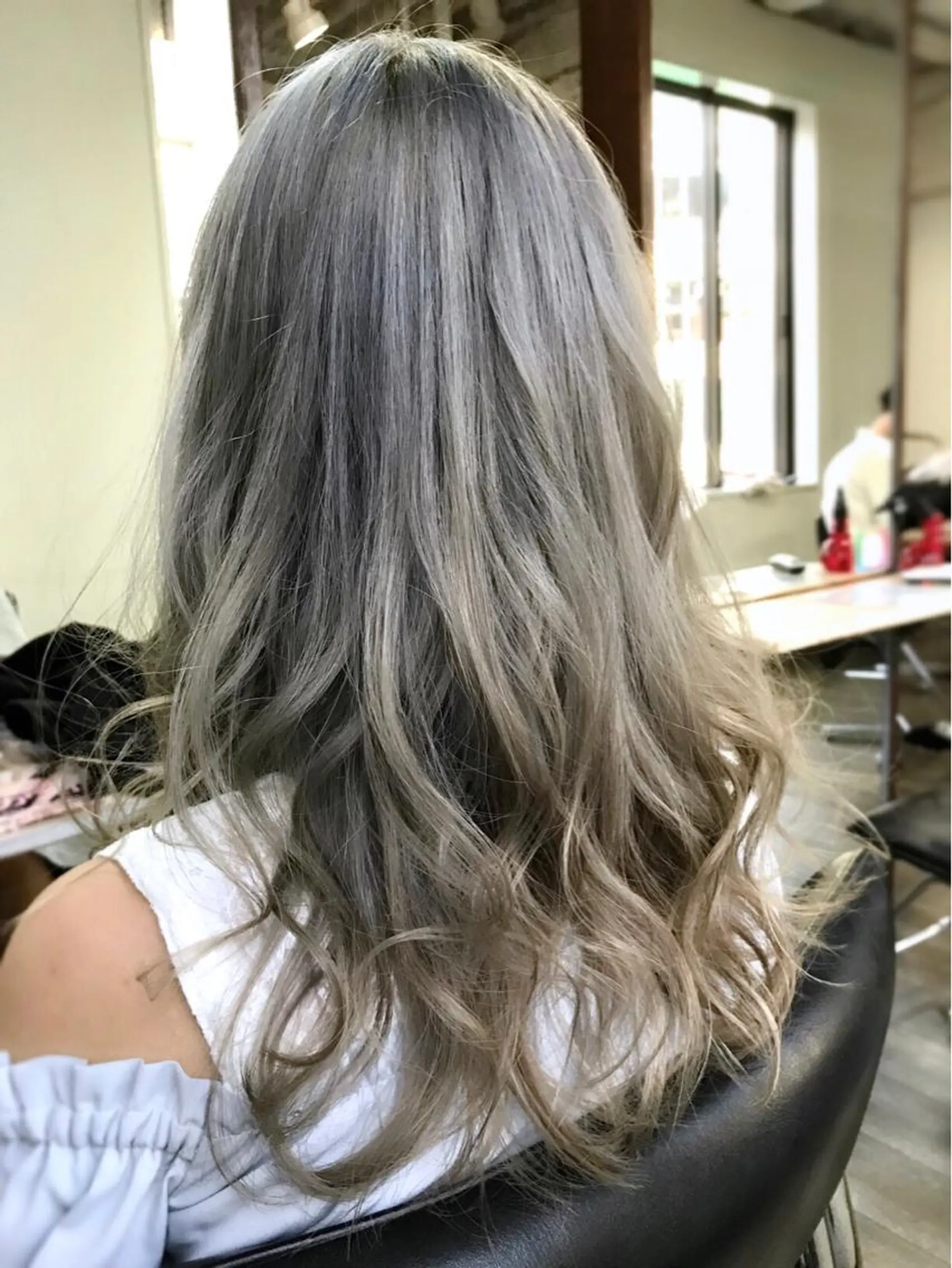 セミロング カラー バレイヤージュ ブリーチ ブルーカラー ブルージュ 透明感カラー 20代半ば上質なへア ケア 髪質改善 大西のヘアスタイル