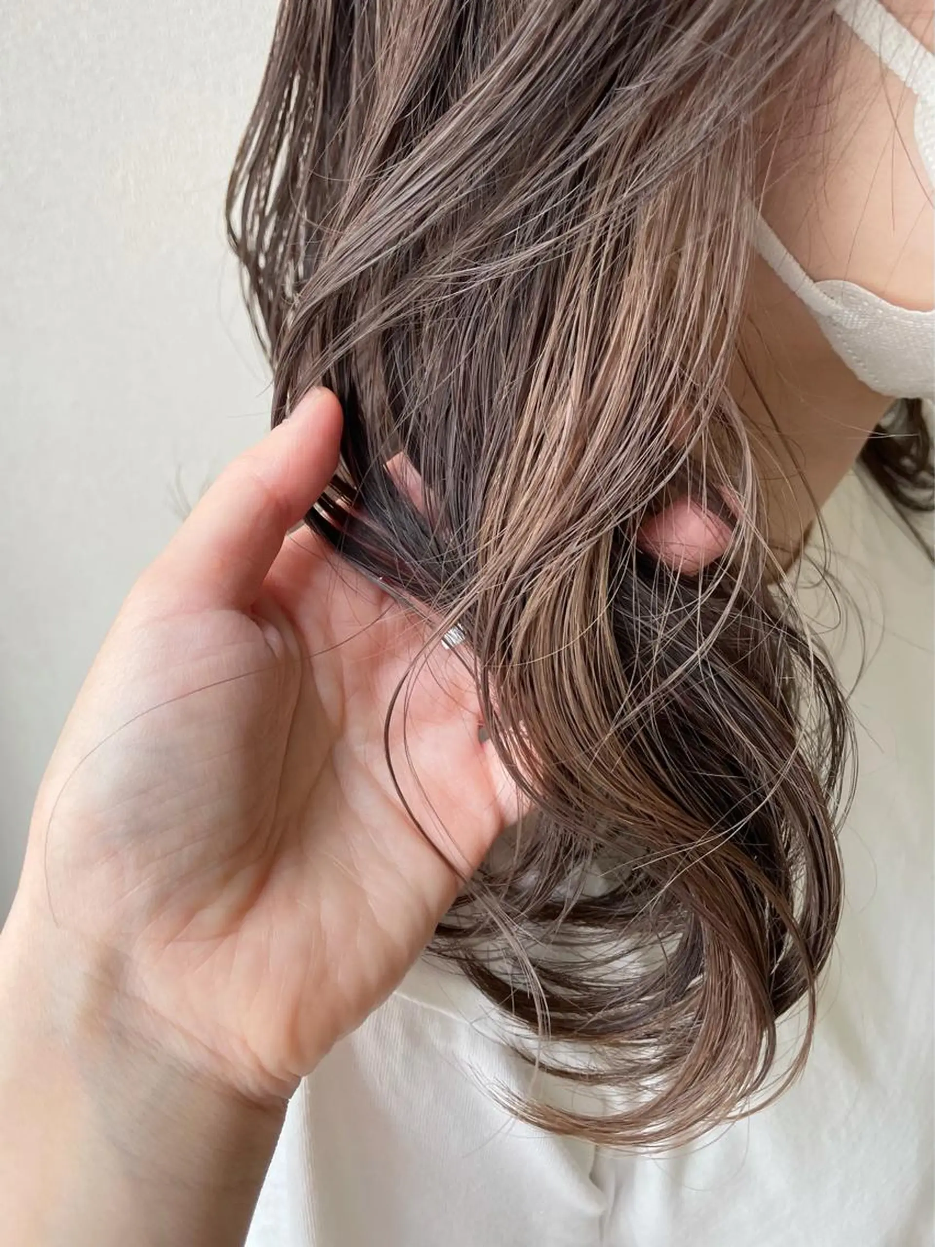 セミロング カラー アッシュ アッシュブラウン ベージュカラー ブラウンカラー イヤリングカラー 沢田 瞳のヘアスタイル